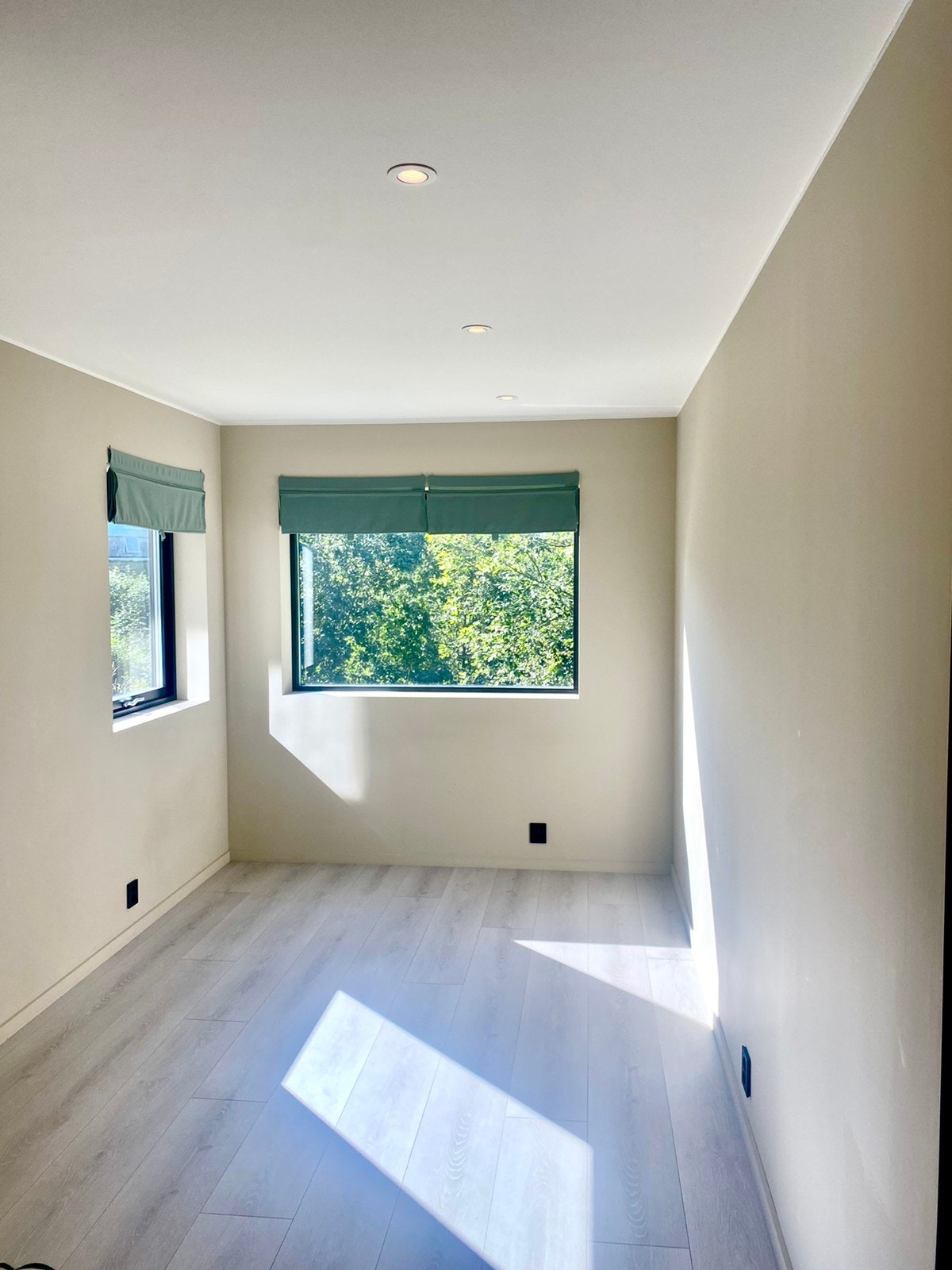 Stue med store vinduer og ingen gjenboere Galleribilde