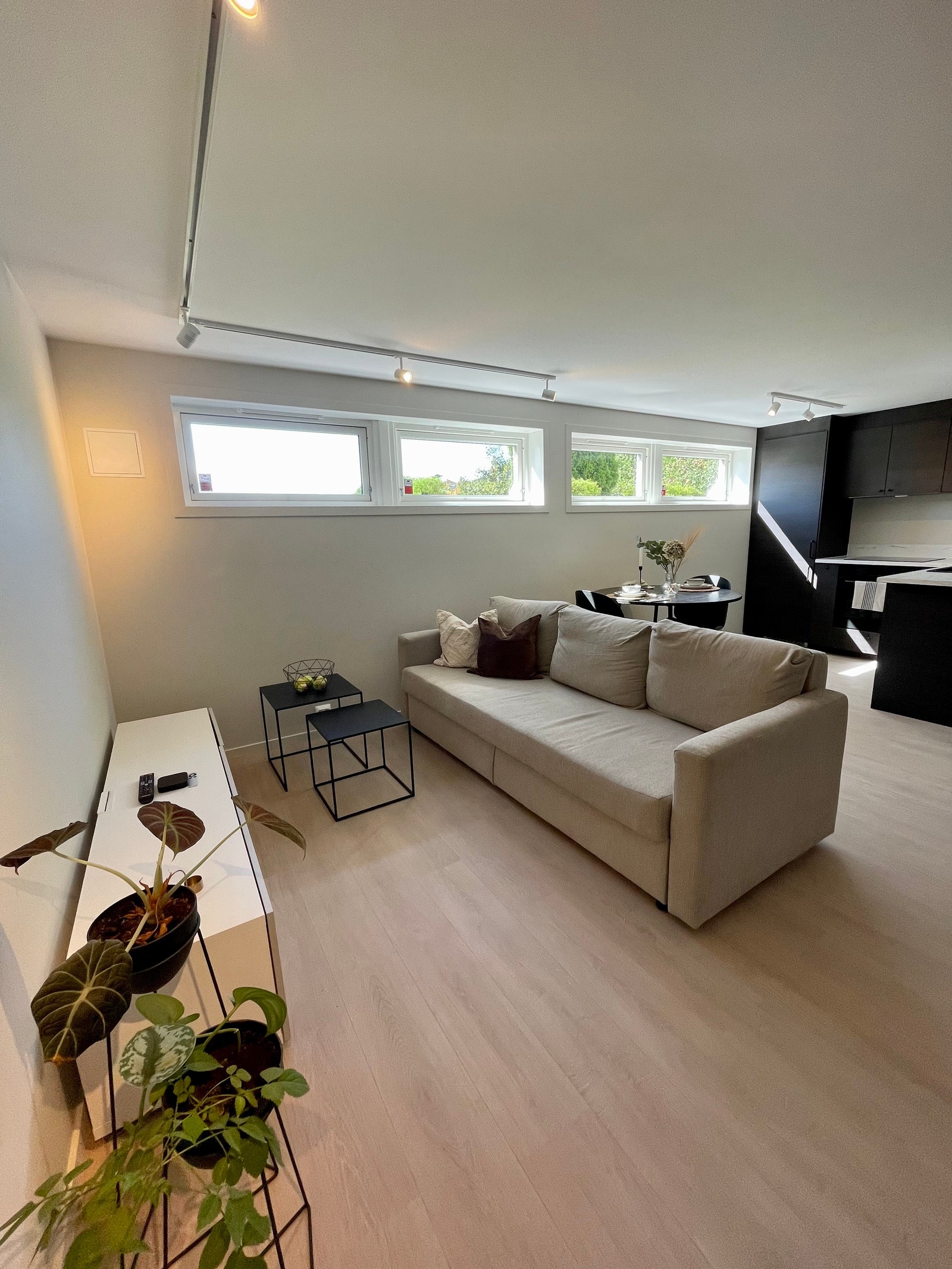 Stuen er utstyrt med sovesofa som gir 1-2 ekstra sengeplasser ved behov. Galleribilde
