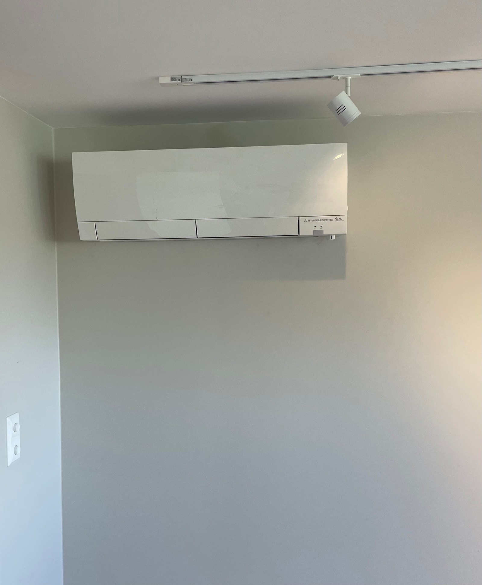 Moderne, energi effektiv varmepumpe for behagelig inneklima året igjennom Galleribilde