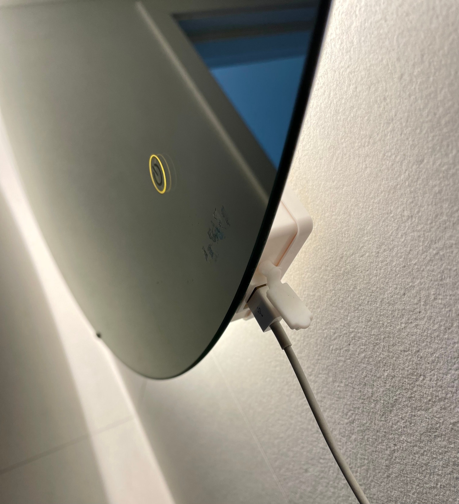 Smart speil med mulighet for lading av mobil. Galleribilde