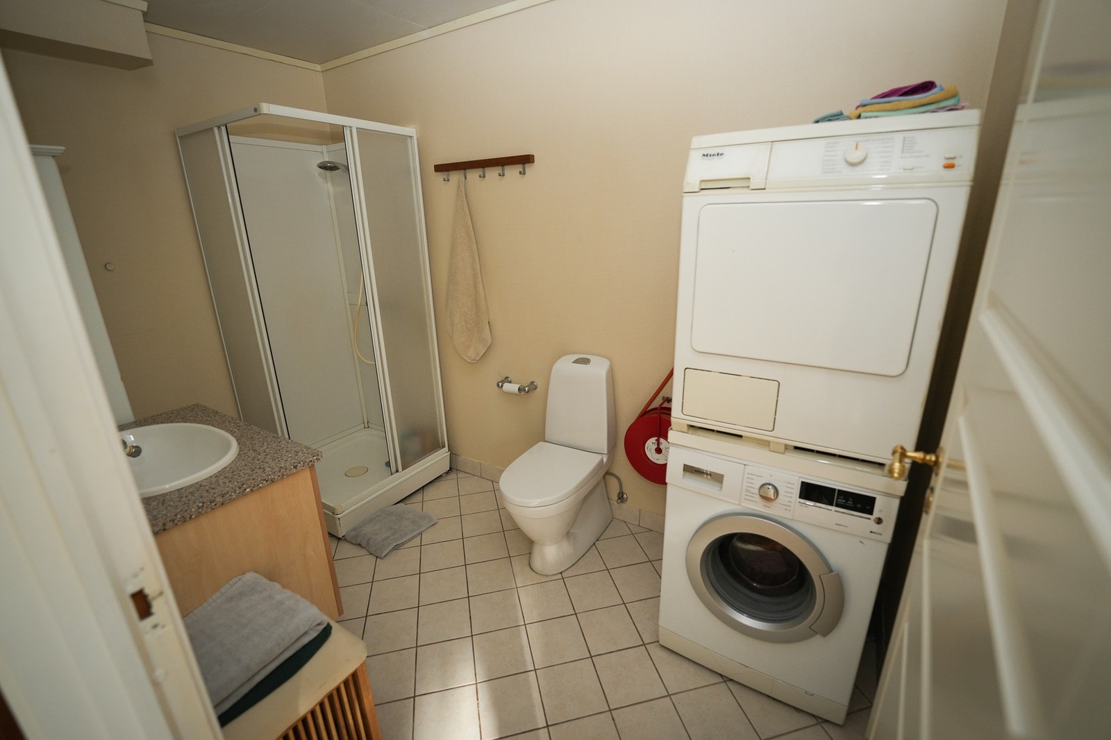 Bad inkludert vaskemaskin og tørketrommel Galleribilde