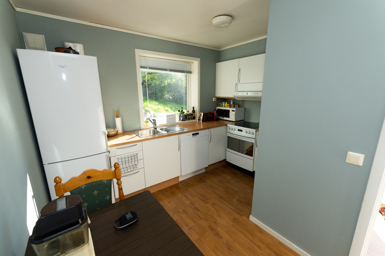 Seperat kjøkken med hvitevarer inkludert Galleribilde