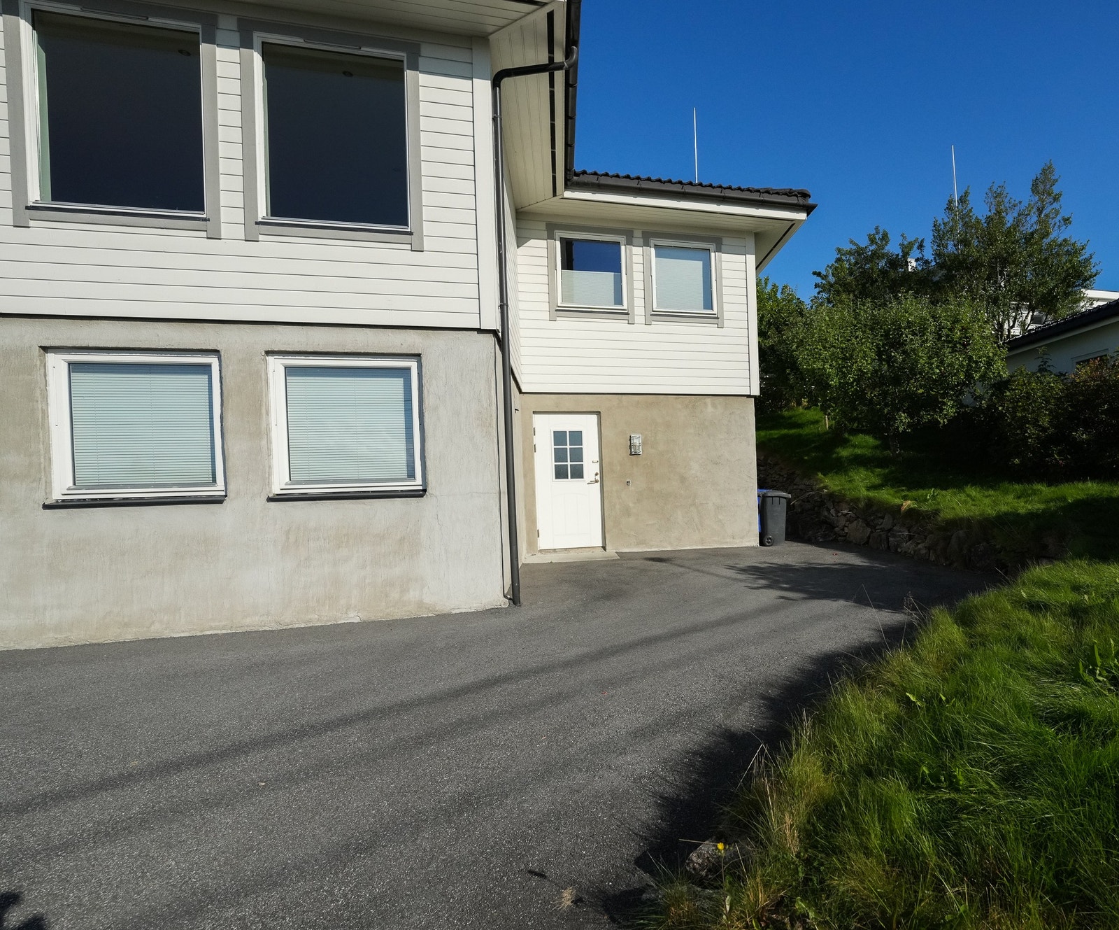 Egen inngang og parkeringsplass Galleribilde