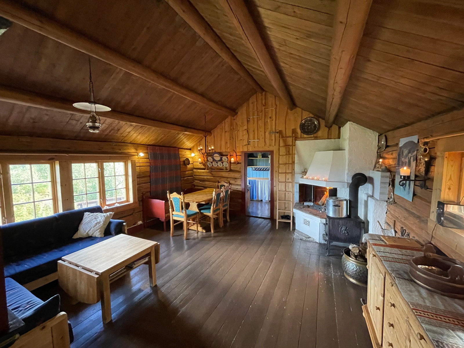 Stue. Hems over kjøkken. Galleribilde