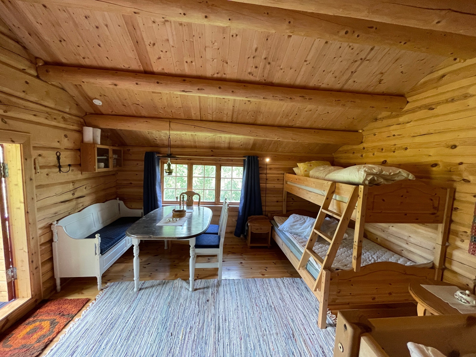 Anneks inne Galleribilde