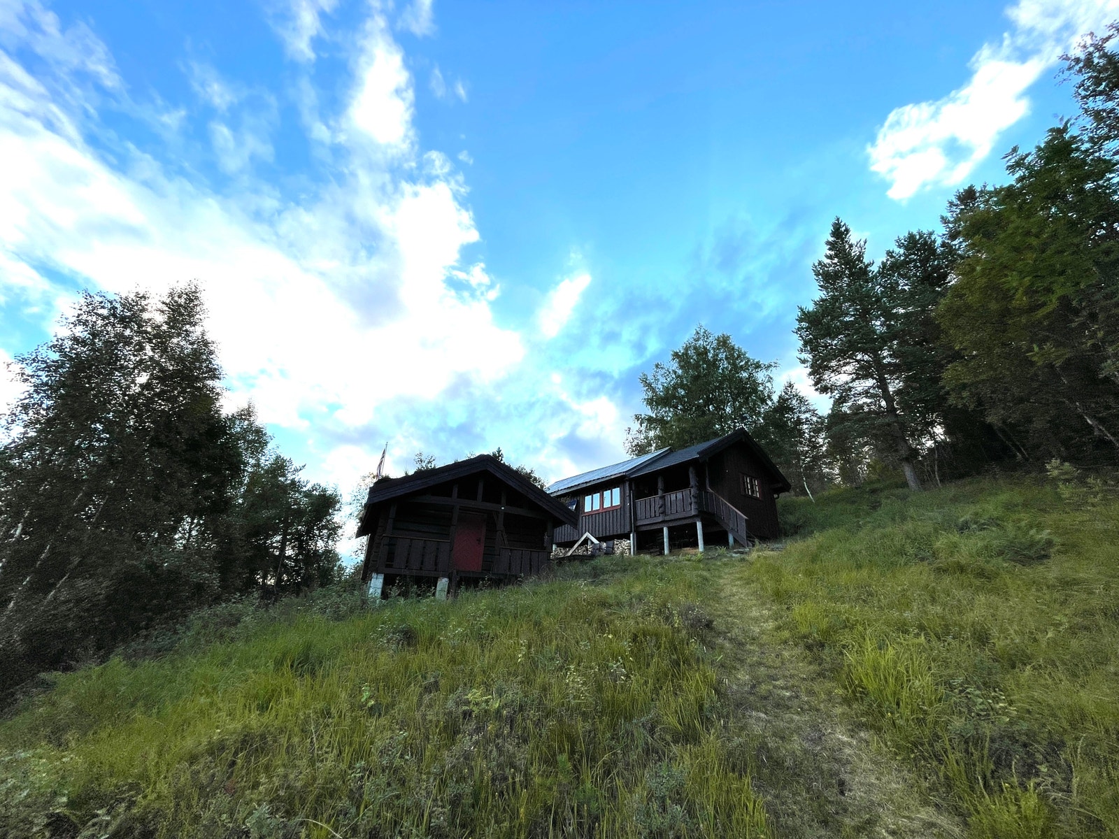 Opp mot hytte/ anneks Galleribilde