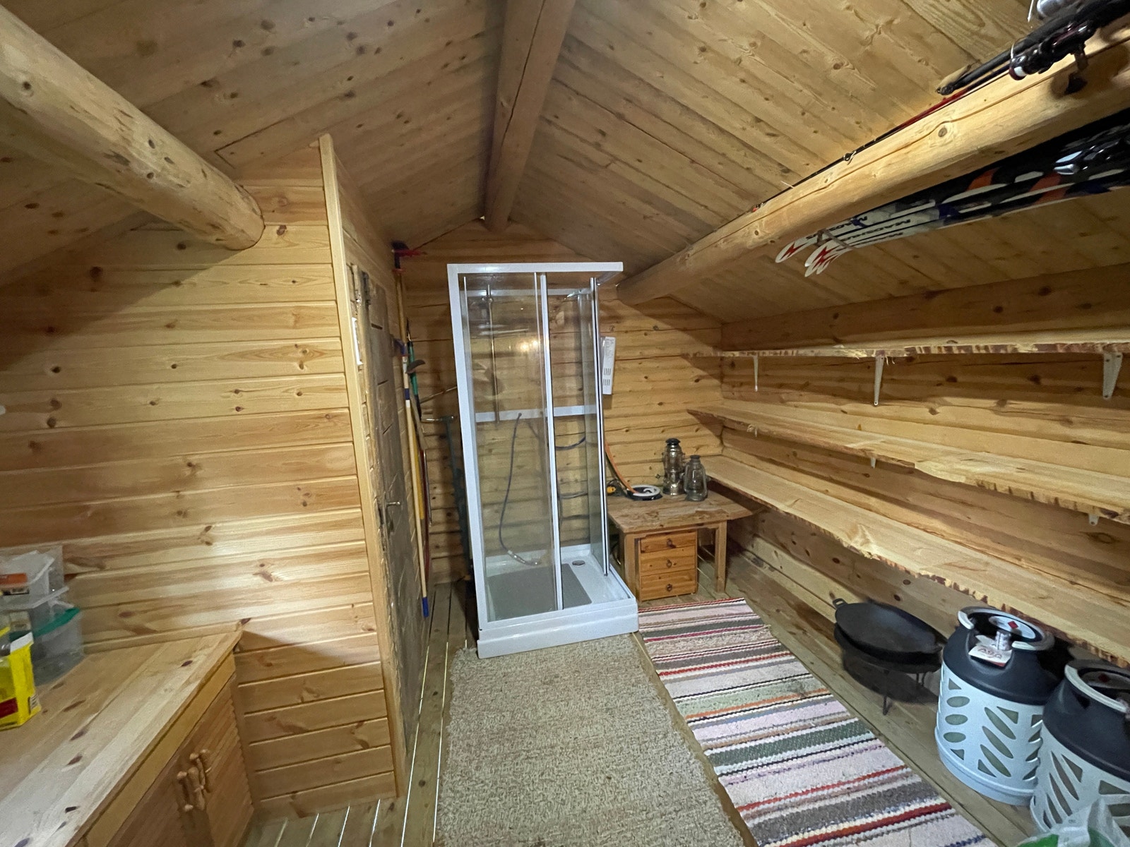 Uthus inne m dusj og gassvarmer for varmvann Galleribilde