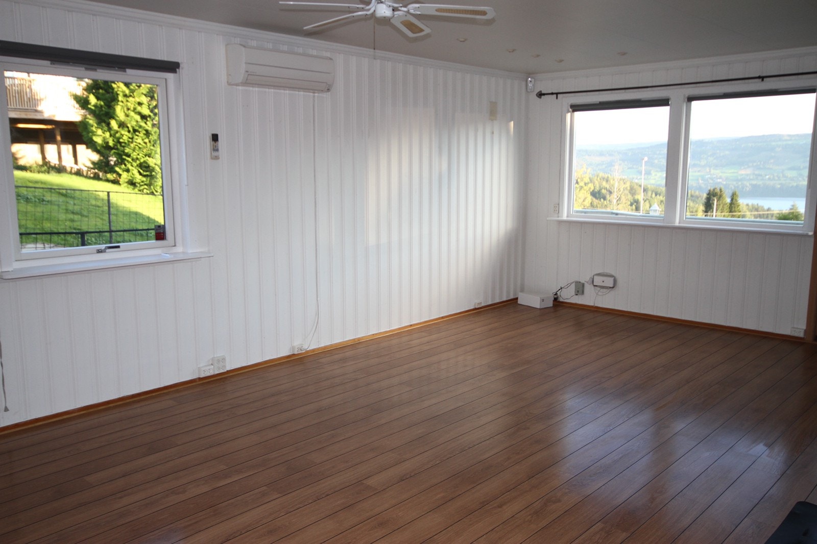 Stor lys stue med varmepumpe Galleribilde