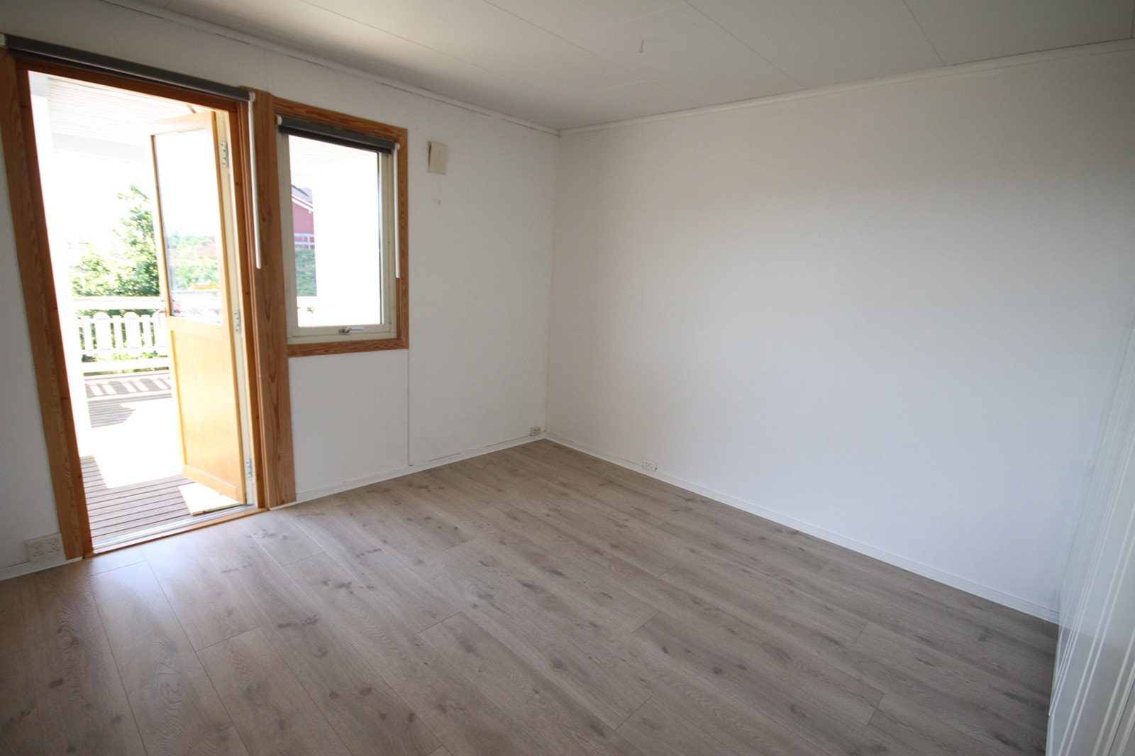 Soverom 1 - det store soverom har egen utgang til terasse. Nytt gulv. Mye skapsplass. Galleribilde