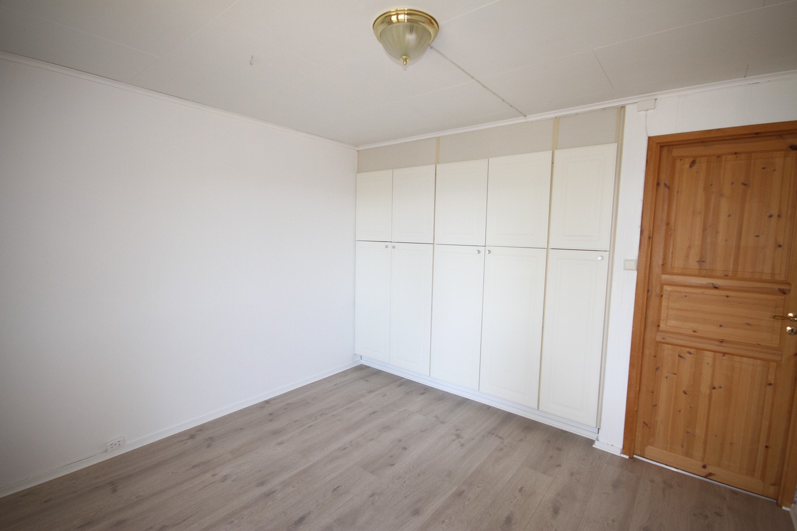 Det store soverom har masse skapsplass. Galleribilde