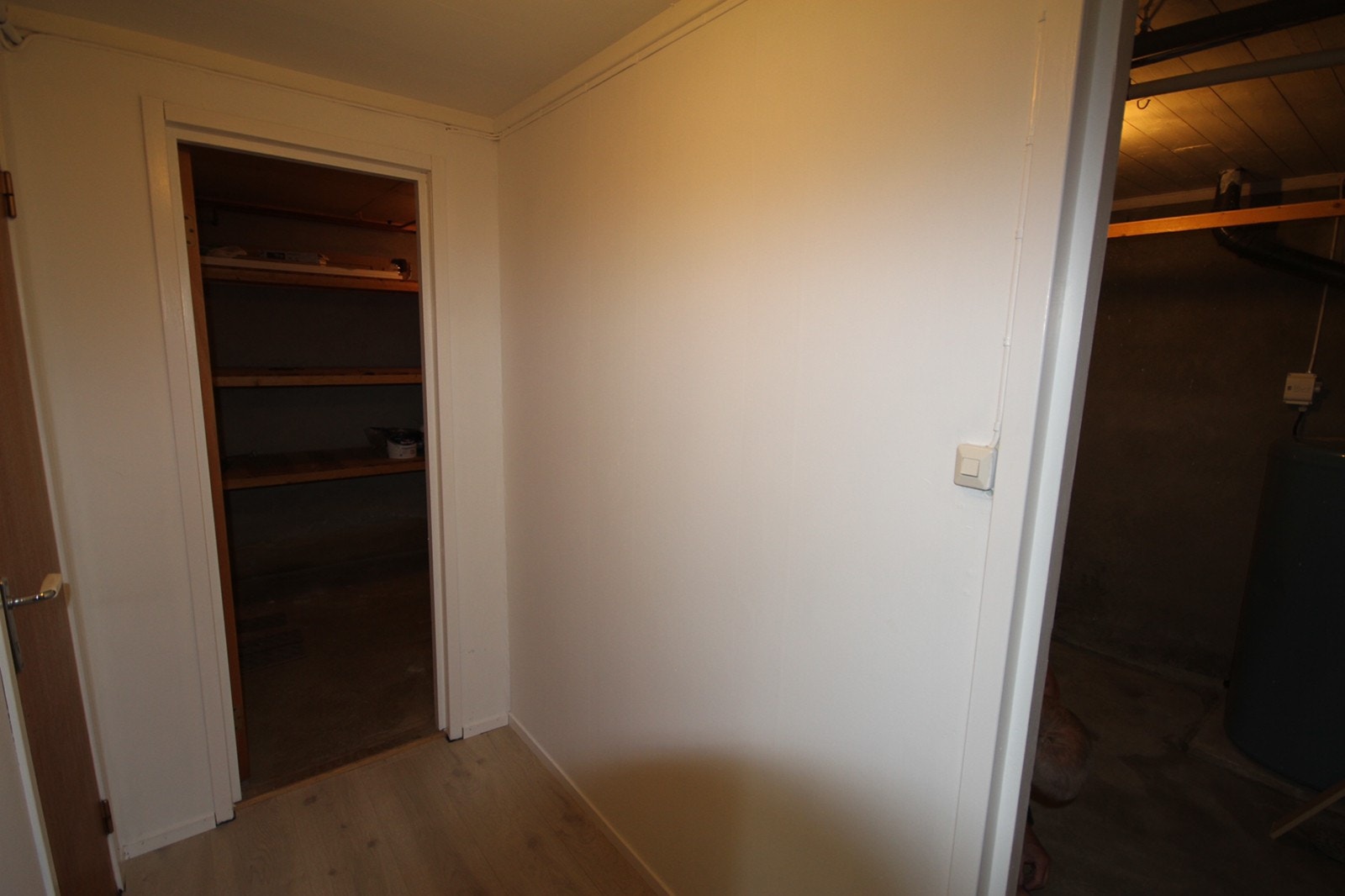 Fordelergang til 3 boder i underetasjen Galleribilde