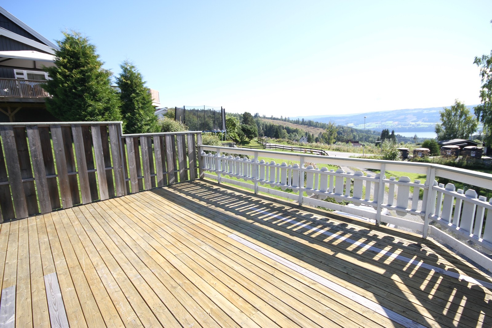 Solen kommer tidlig og går ned sent på terassen Galleribilde