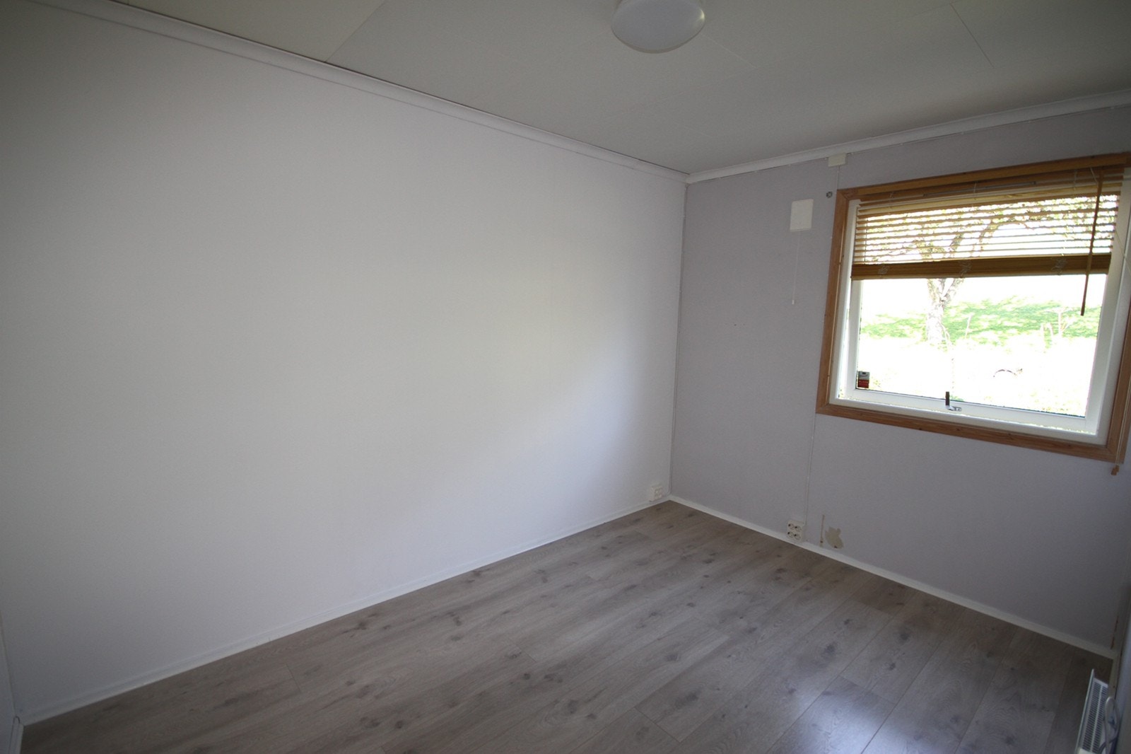 Soverom 2 med nytt gulv Galleribilde