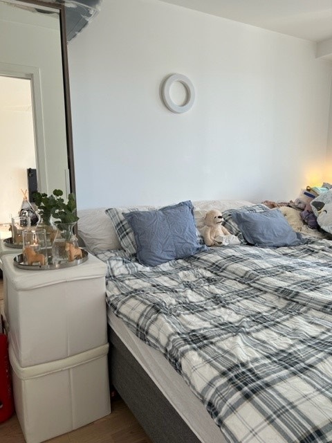 Soverom med plass til dobbelseng, garderobe og sengbord Galleribilde