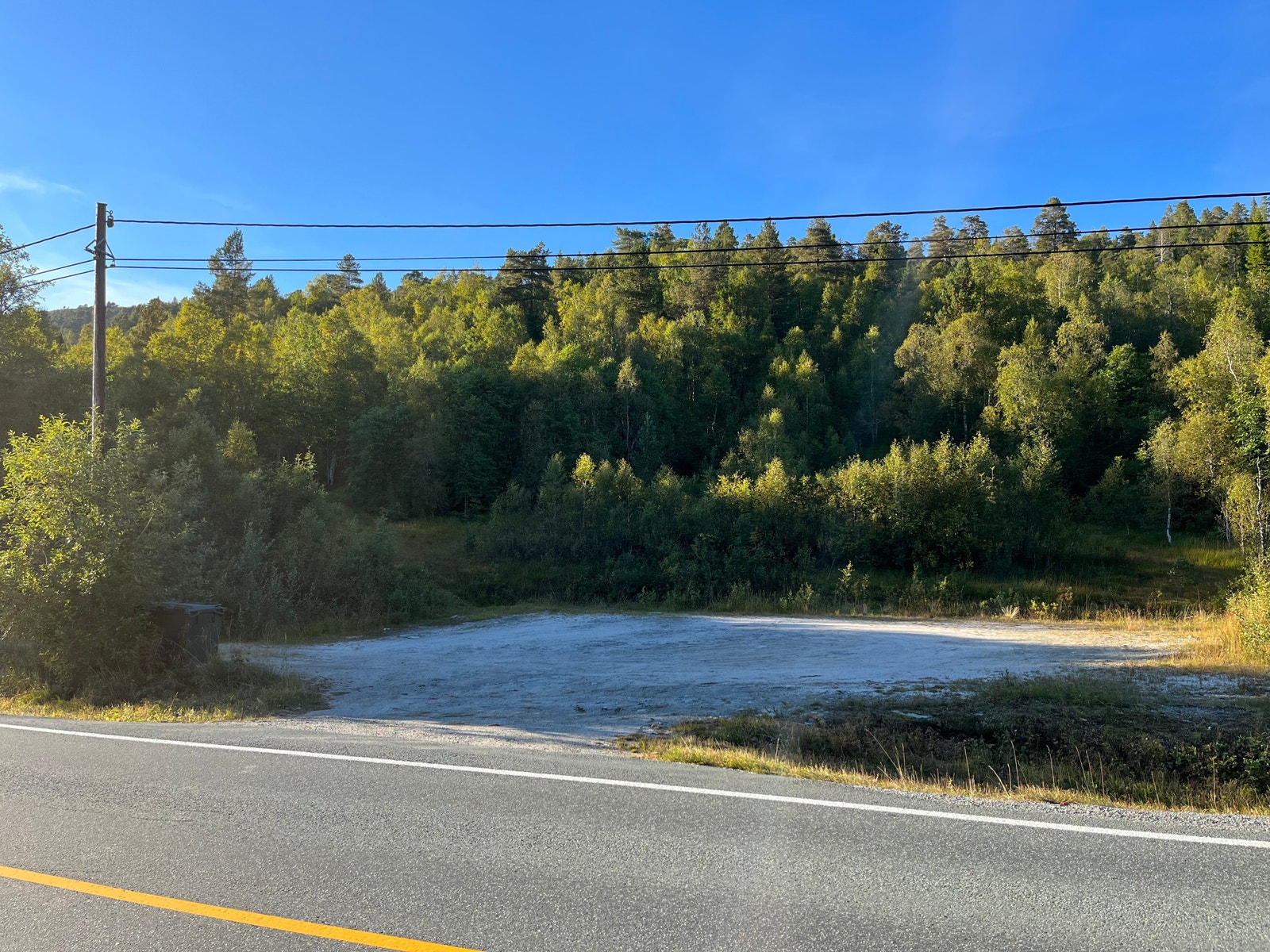 Felles parkeringsplass. Med hytteavfallsdunk. Stien til hytta går herfra. Ca 200 meter opp. Galleribilde