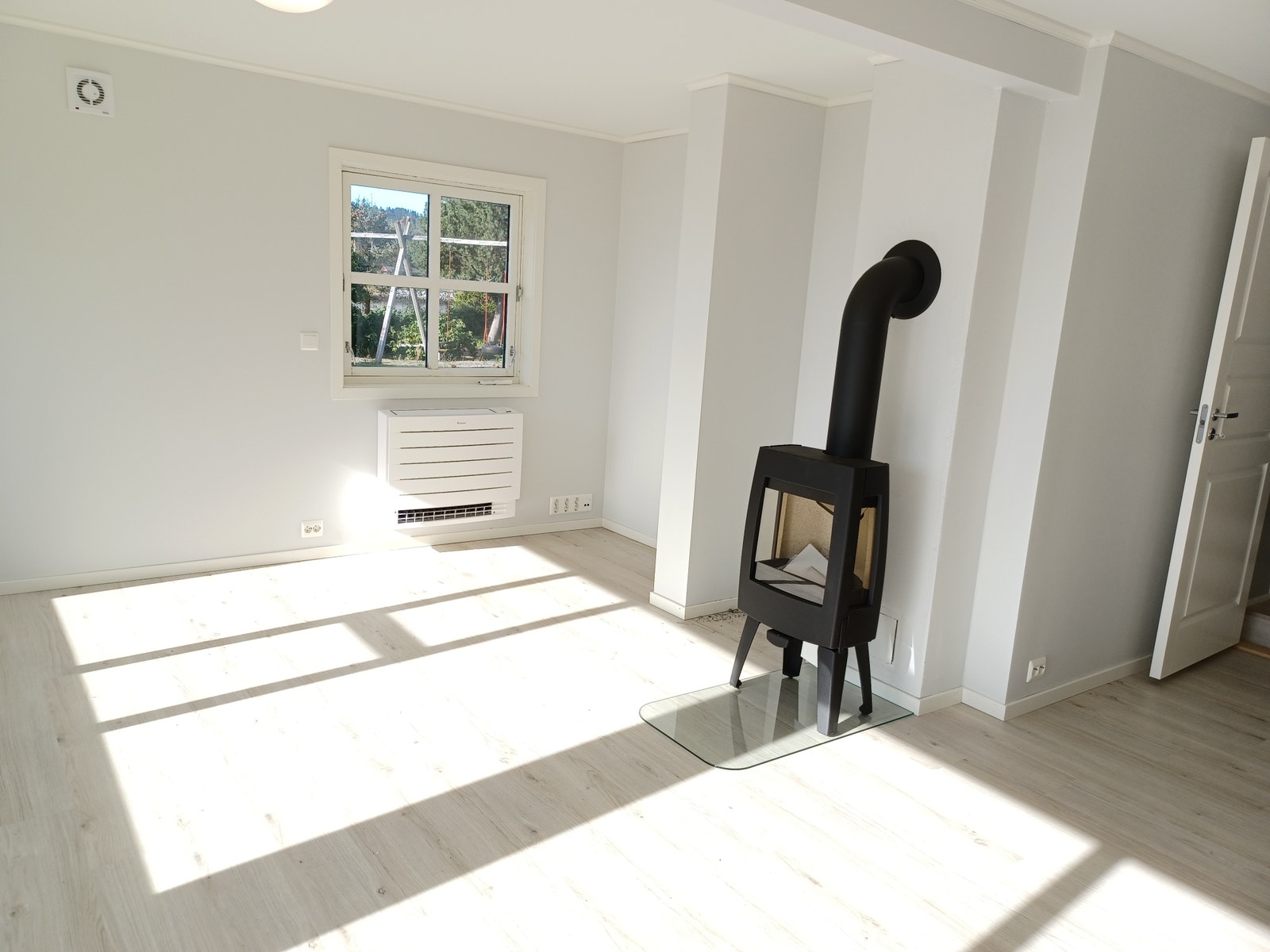 Oppvarming med varmpumpe og vedovn. Galleribilde