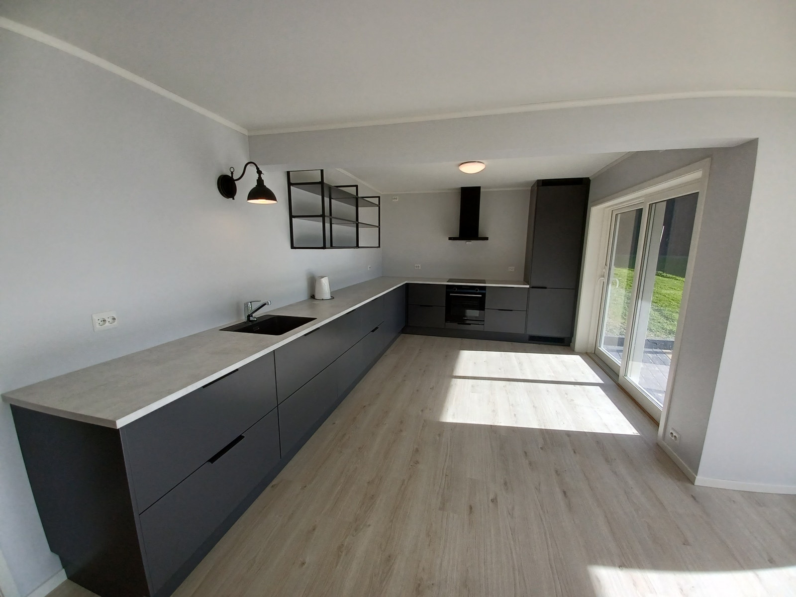 Rikholdig kjøkkeninnredning med utgang til uteplass Galleribilde