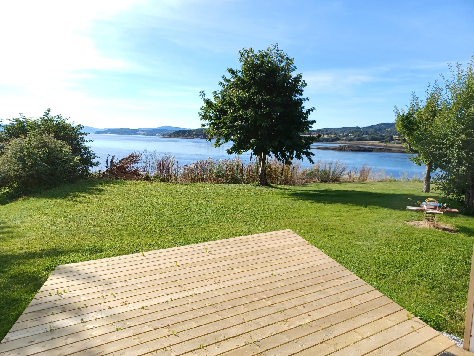 Utsikt fra terrassen med utgang fra kjøkkenet. Galleribilde