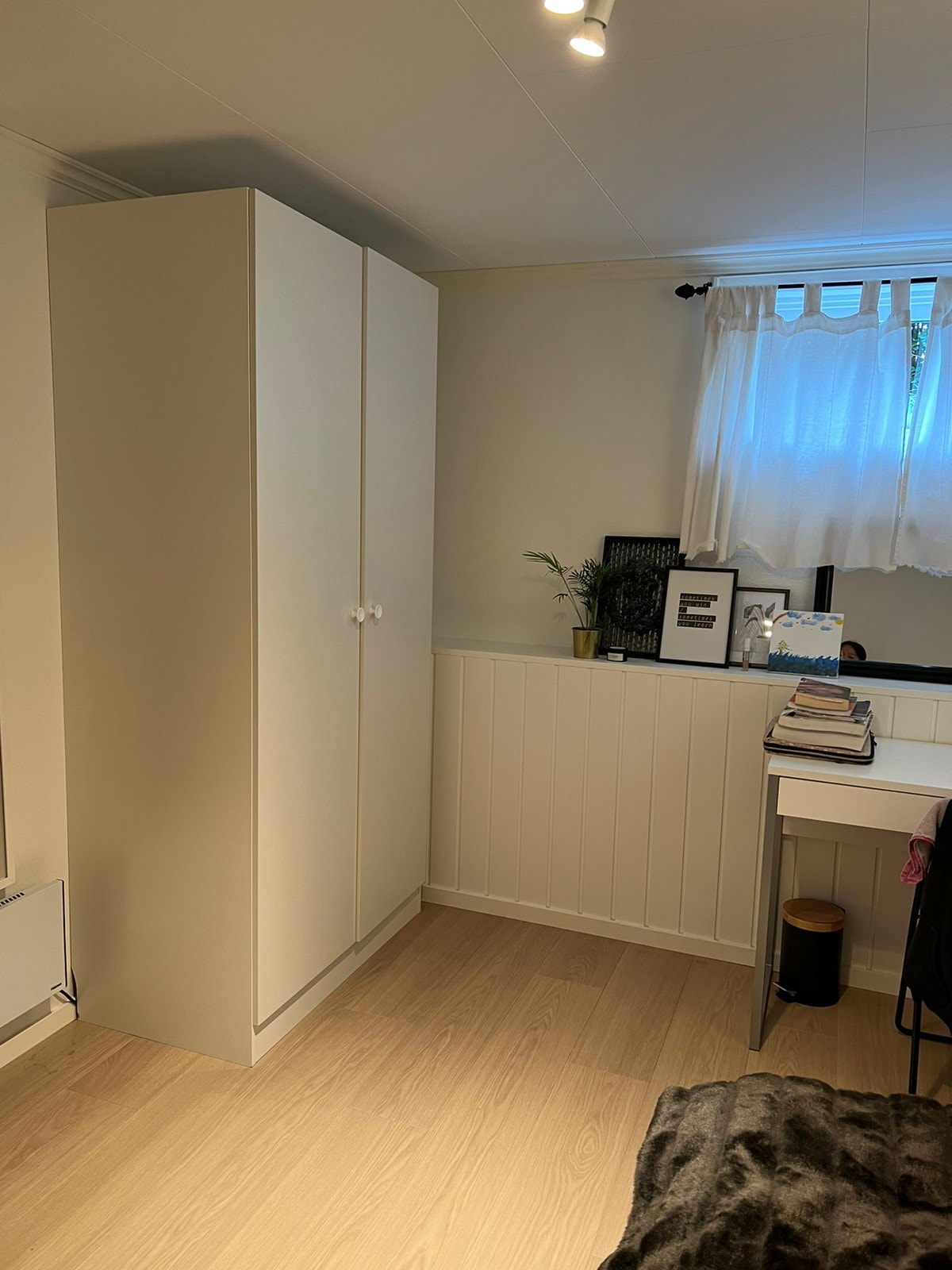 Soverom med garderobeskap Galleribilde