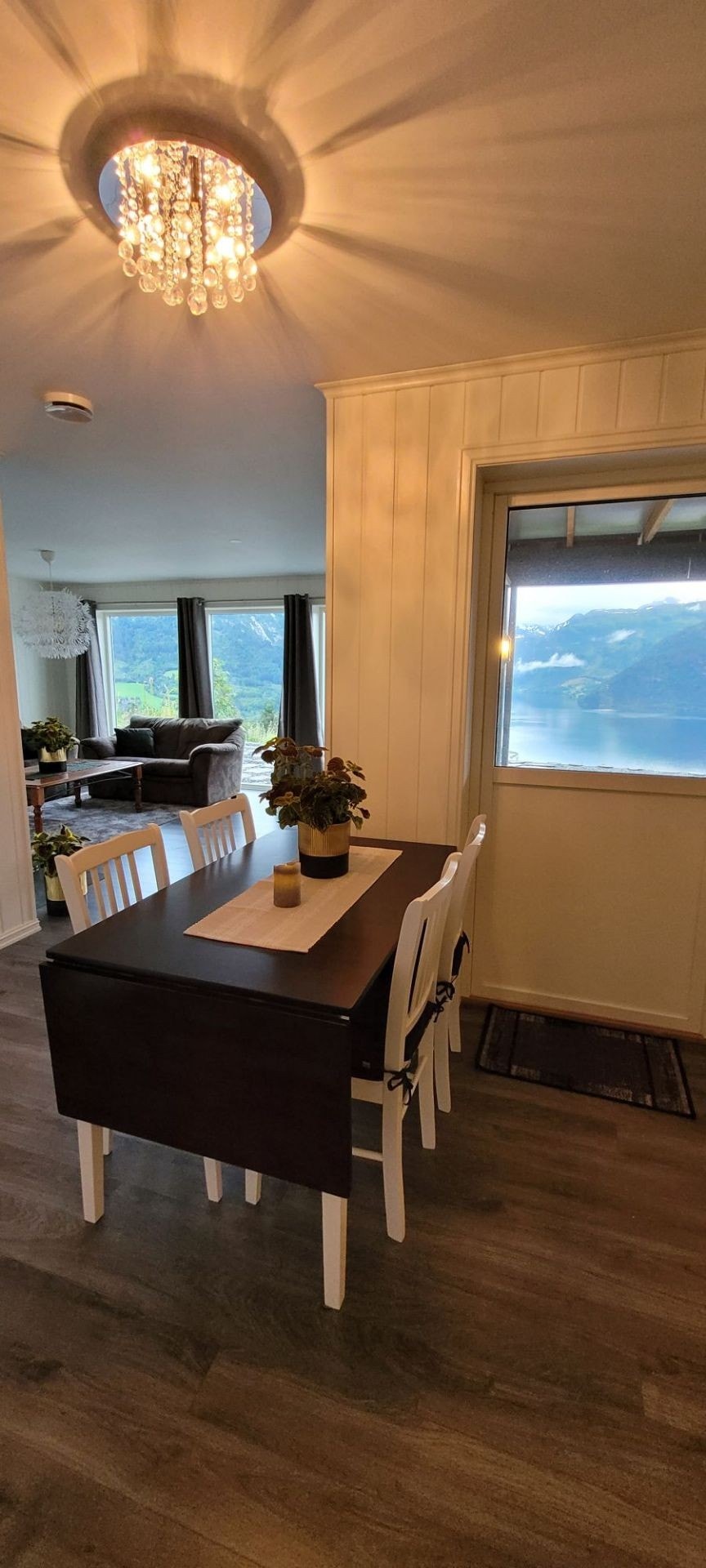 Plass til spisebord ved inngangsdør fra carport Galleribilde