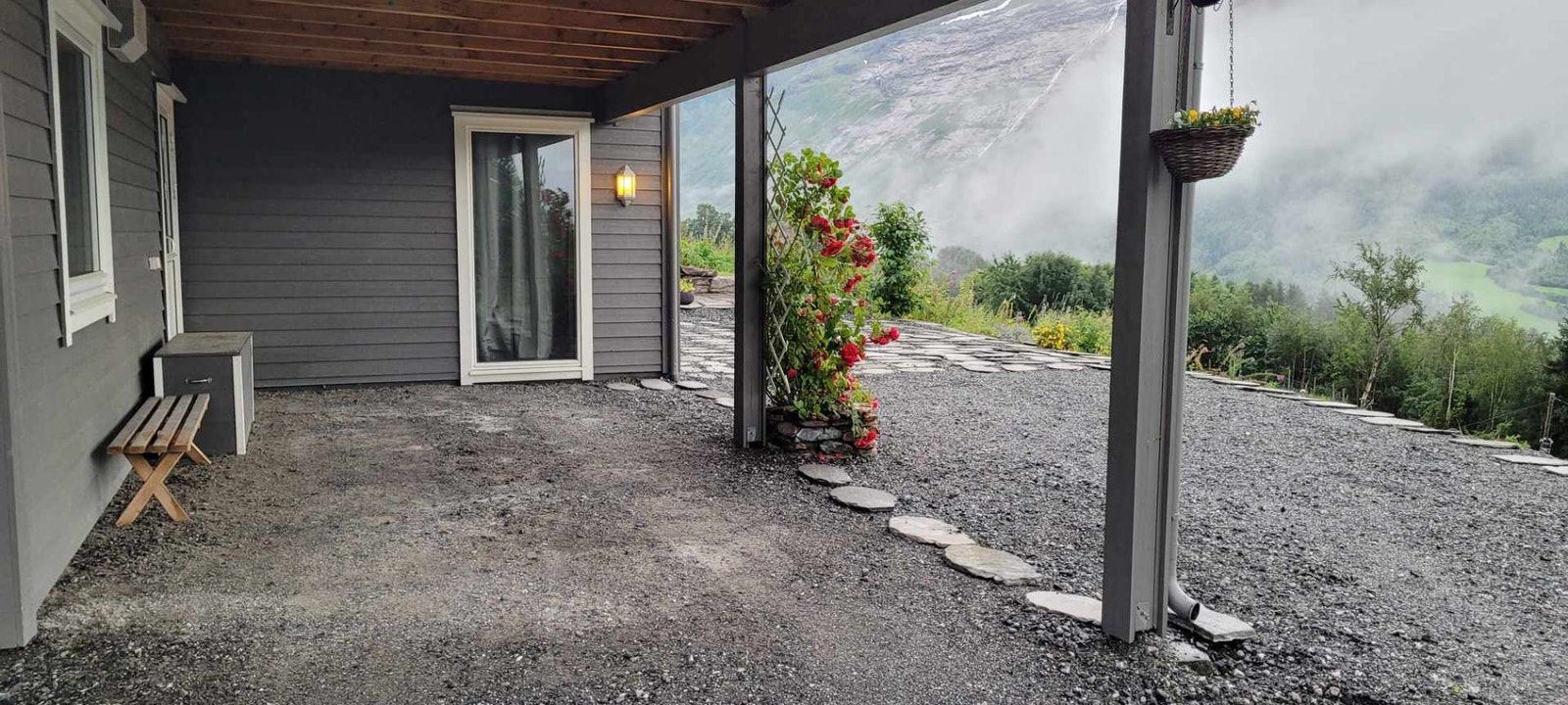 Parkeringsplass til bil under tak og egen kjøkkeninngang Galleribilde