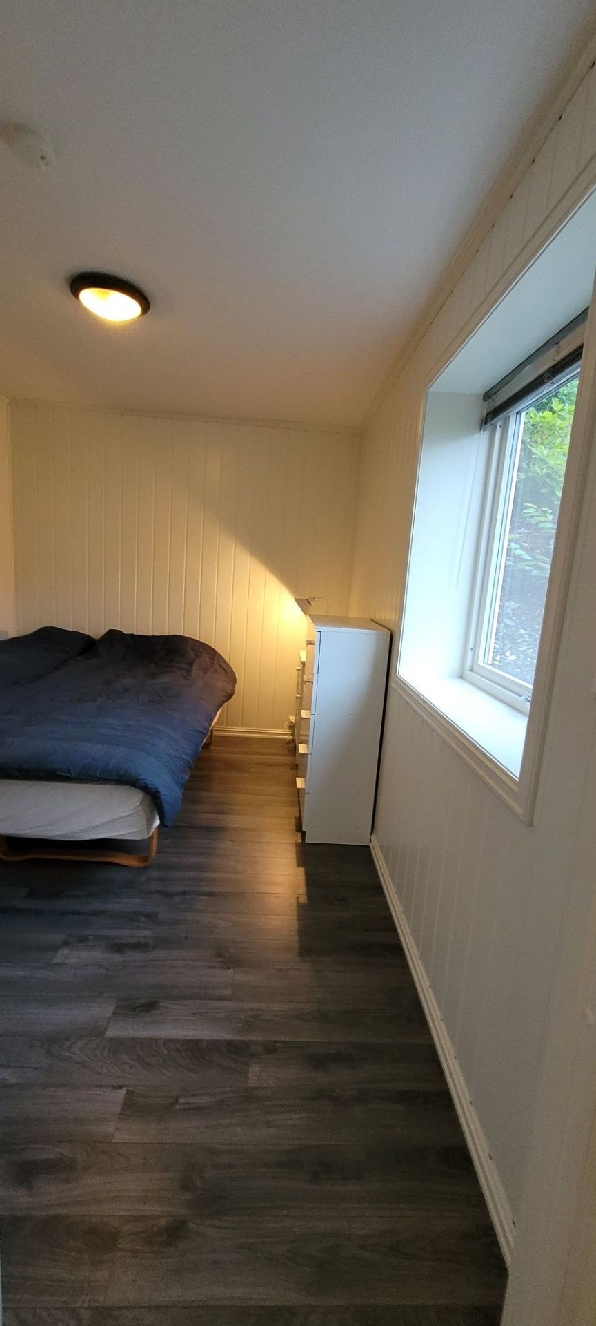 Soverom delvis møblert med dobbeltseng 150 cm Galleribilde