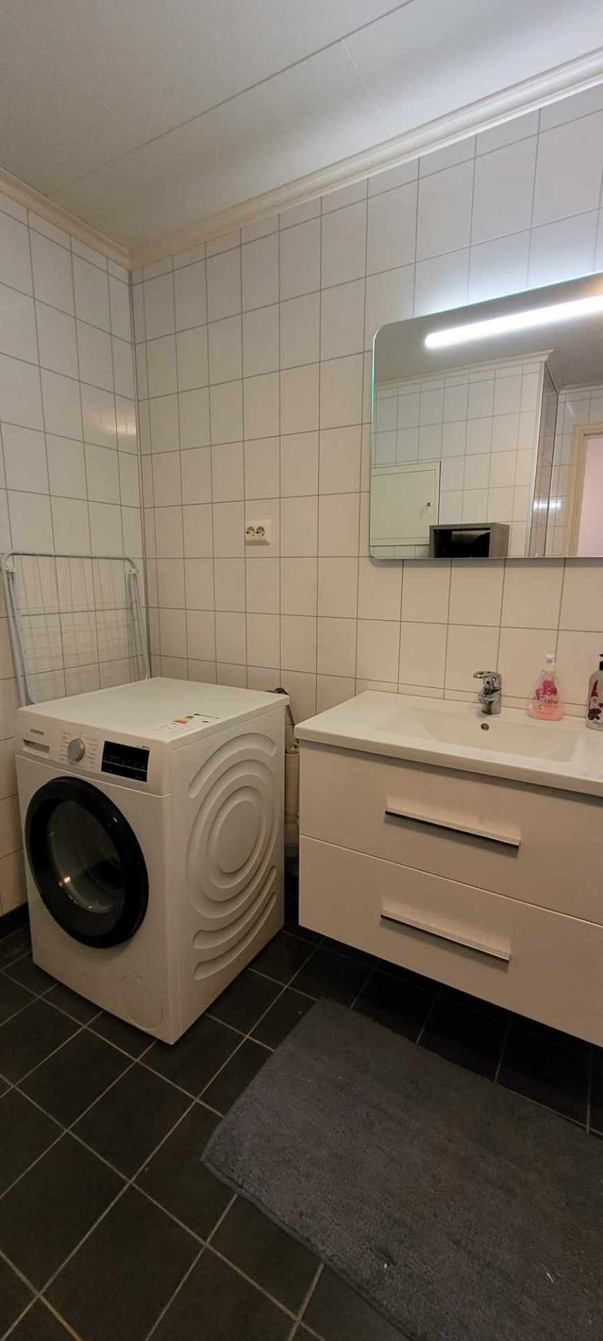 Baderomsinnredning og vaskemaskin Galleribilde