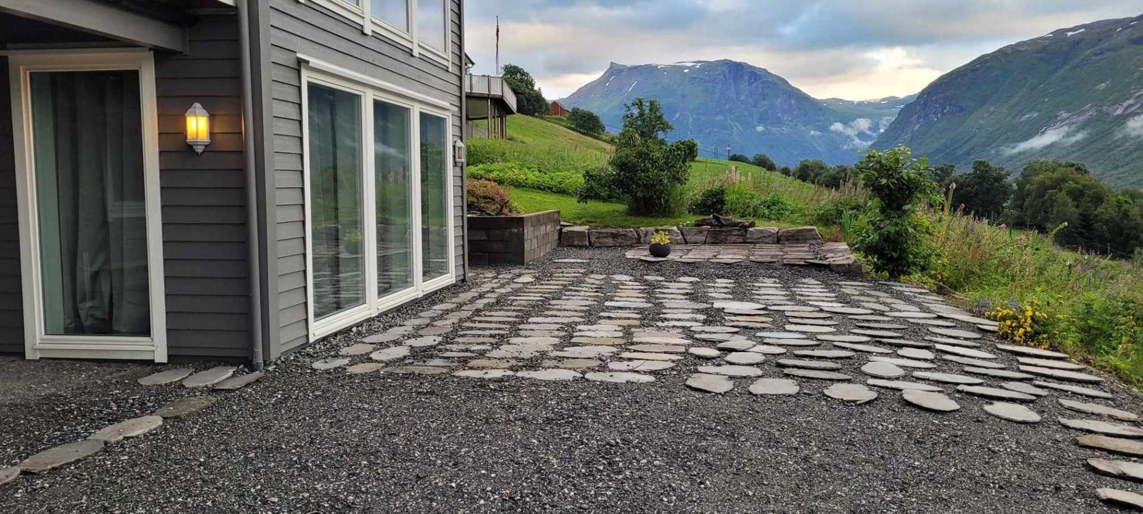 Uteplass fremfor stuen Galleribilde