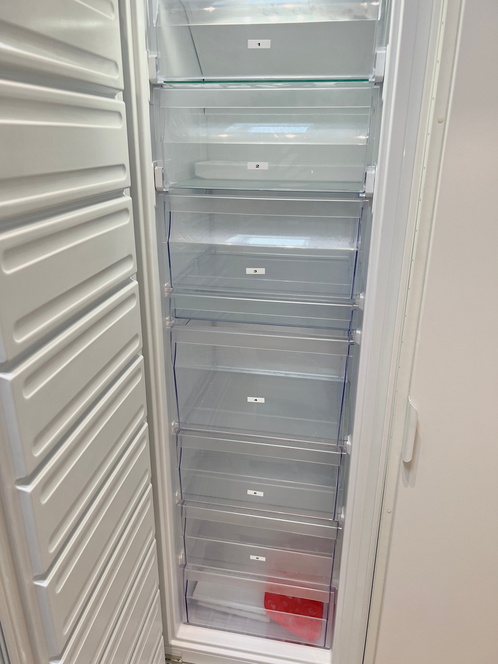 Hyller i fryser/kjøl og skap til hvert rom Galleribilde