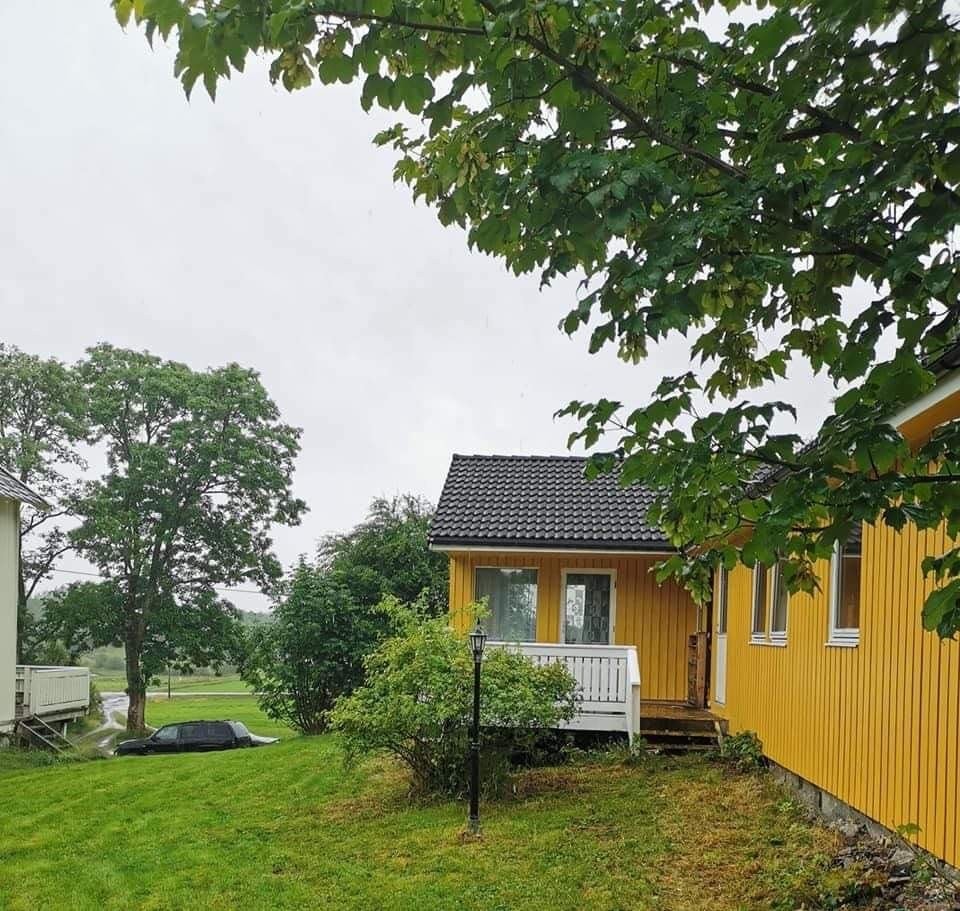 Romslig hus med utsikt mot fjord og fjell Galleribilde