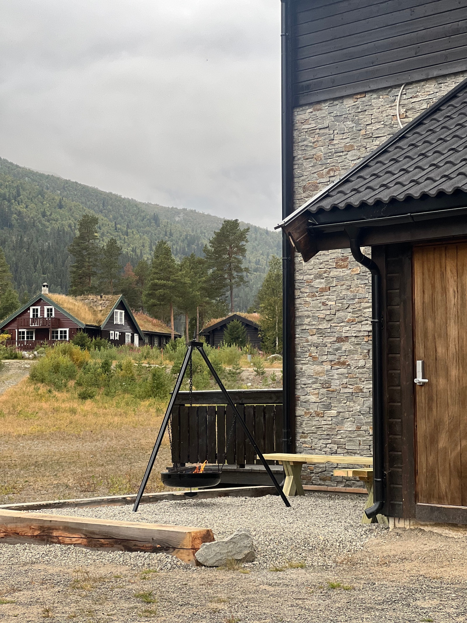 På utsiden har Kulten Lodge et koselig bålpanne hjørne med benker og bålpanne Galleribilde
