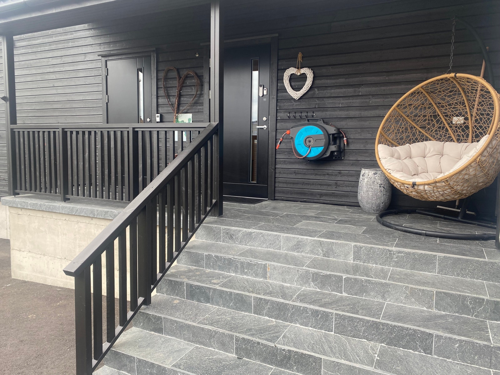 Inngang. huseier har inngang til venstre, hybel til høyre. Galleribilde