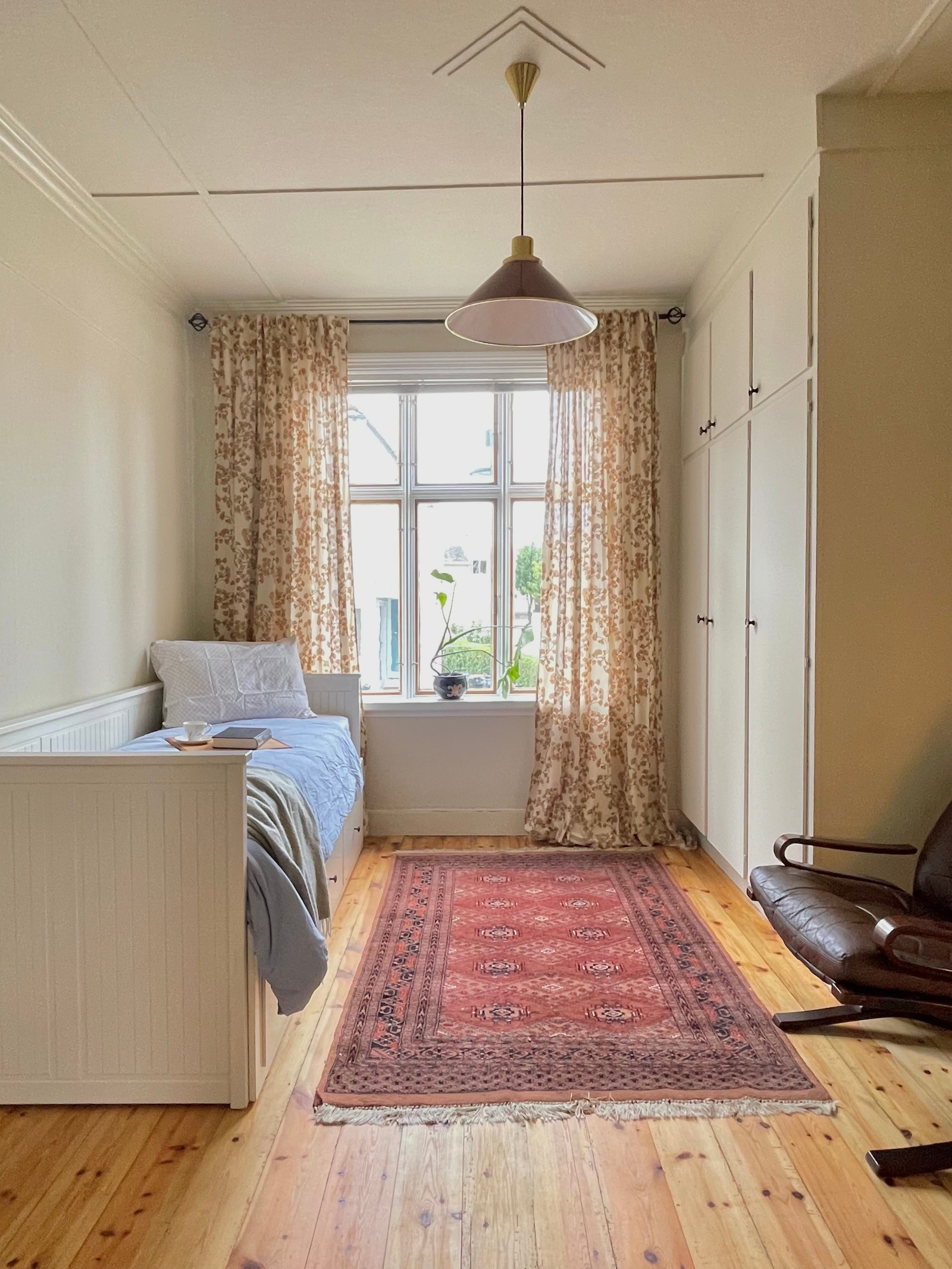 3. soverom – praktisk med innebygd skap og plass til arbeidsplass og loungehjørne Galleribilde