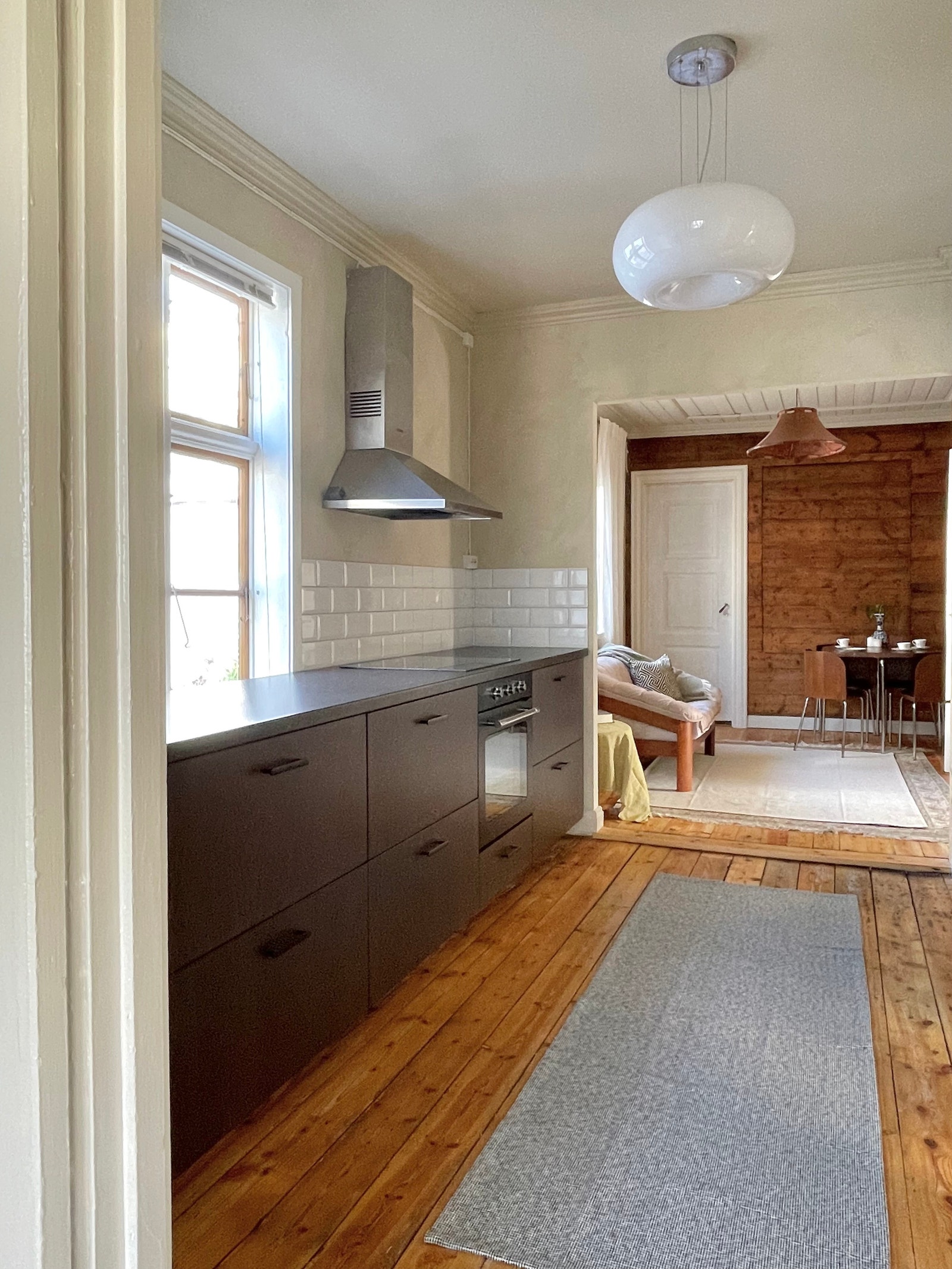 Kjøkken – moderne fra 2022 med rene linjer og god arbeidsplass Galleribilde