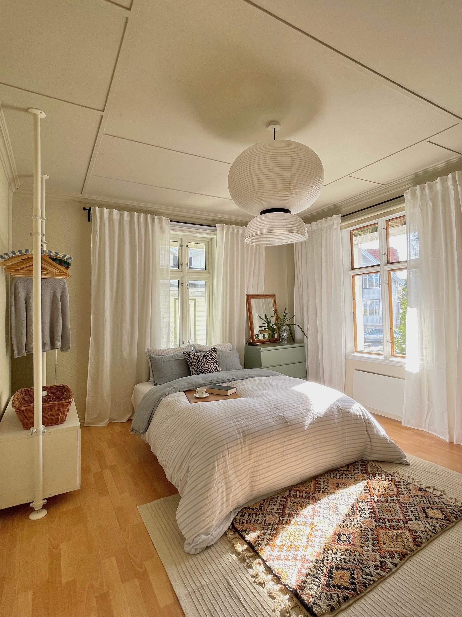 1. Soverom -romslig og elegant med plass til stor seng, arbeidsplass og garderobe Galleribilde