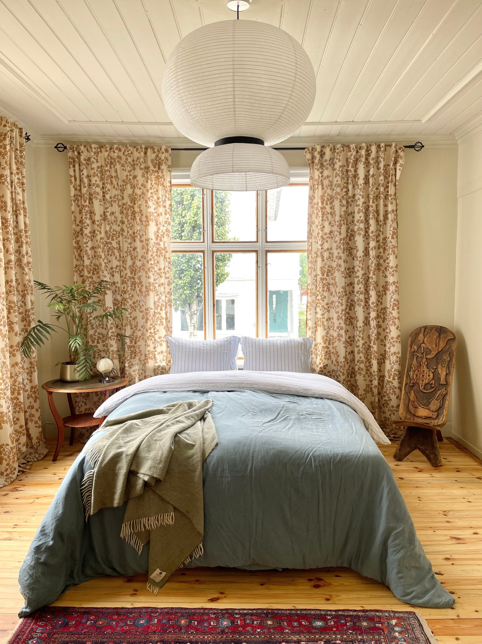 2. soverom – generøst rom med peis, perfekt for både soverom og hjemmekontor Galleribilde