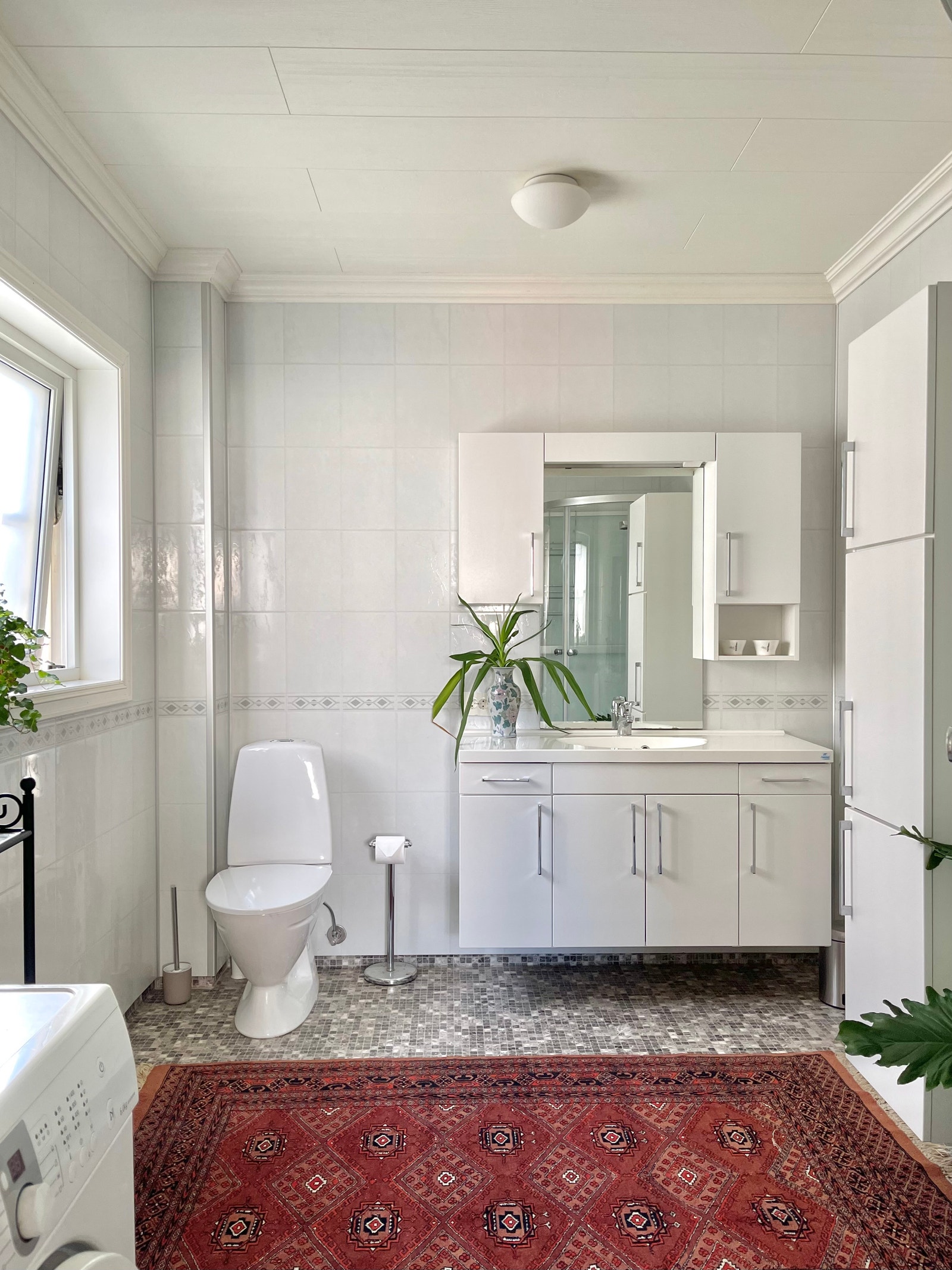 Bad – romselig og lyst med dusjkabinett og vaskemaskin Galleribilde