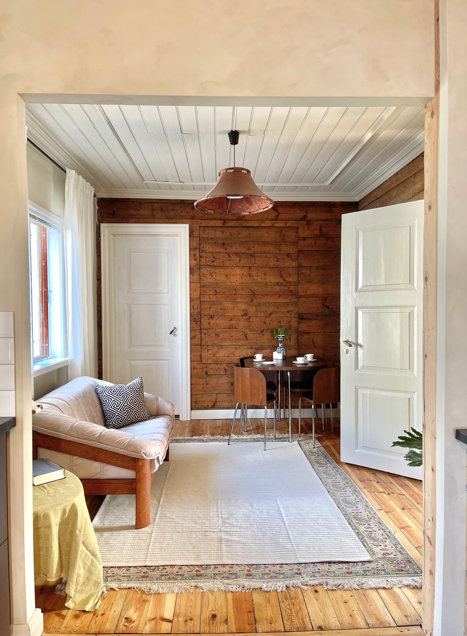 Spisestue/stue – originale vegger, dører, gulv og himling nøye restaurert. Rommet fremstår samtidig moderne og innbydende. Galleribilde