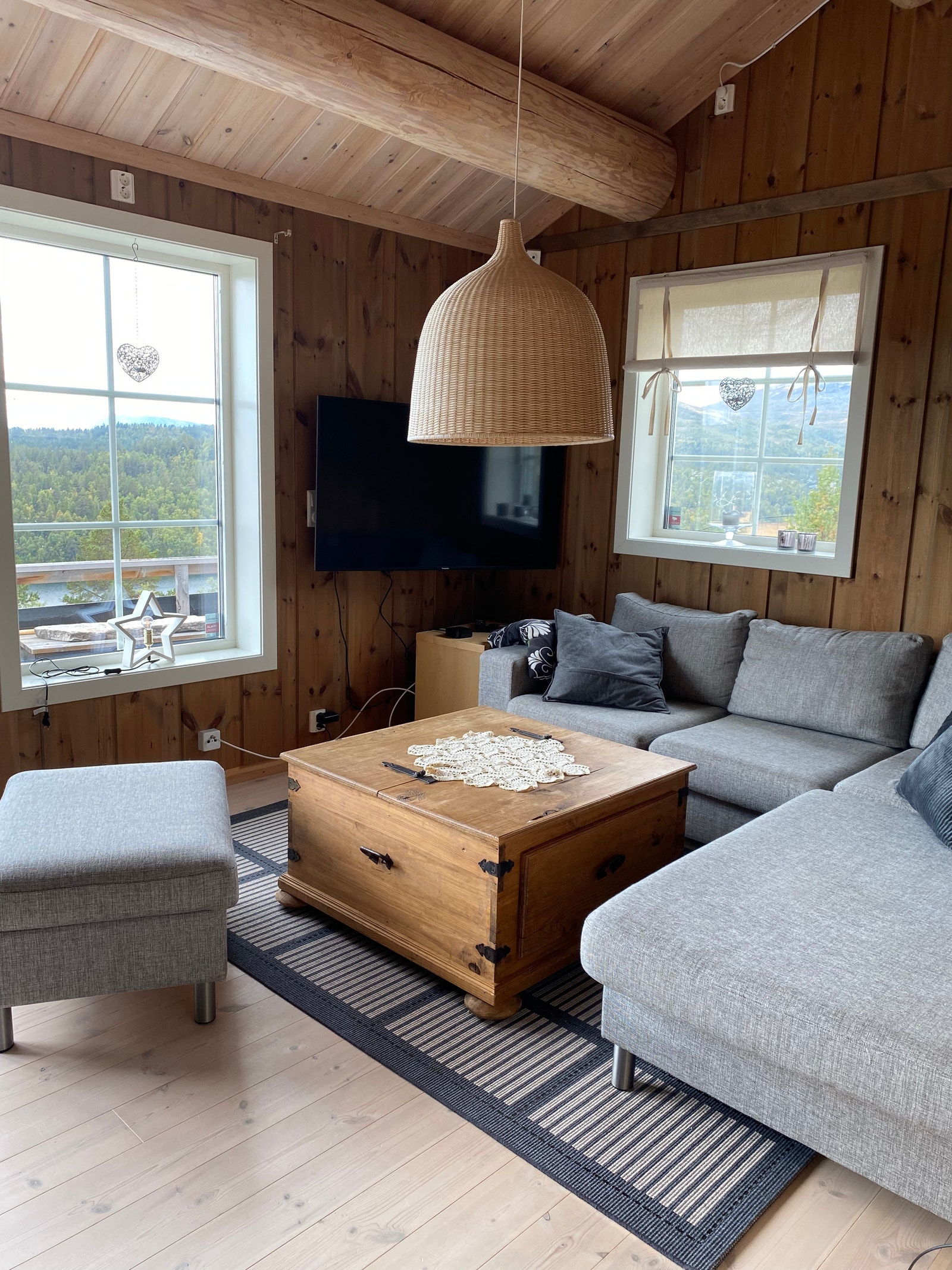 Sofa og tv, utsikt mot sjøen Galleribilde