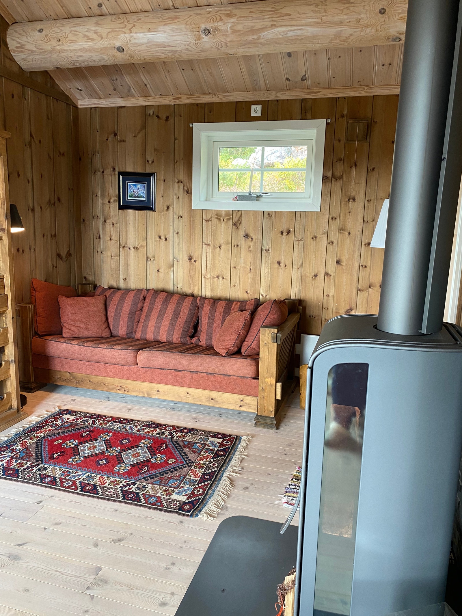 Sofakrok foran peisovn Galleribilde