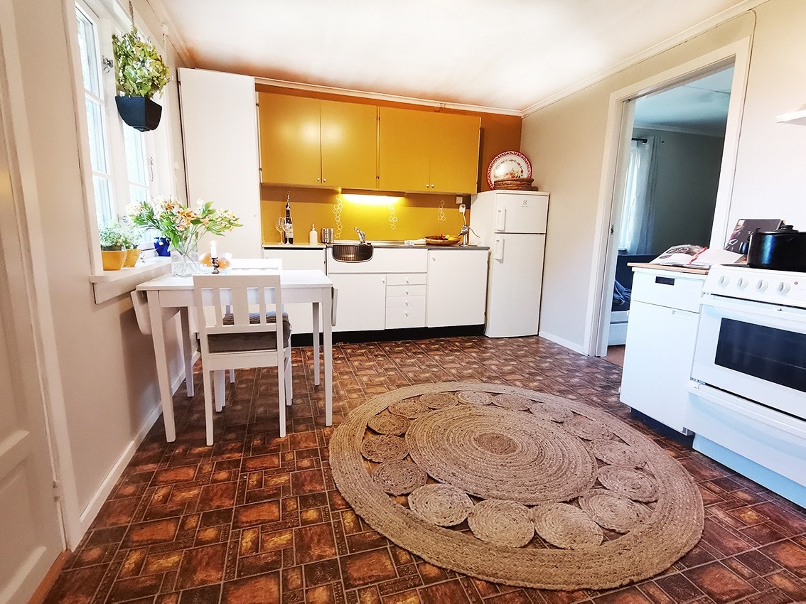 Romslig kjøkken i retrostil med spiseplass. Galleribilde