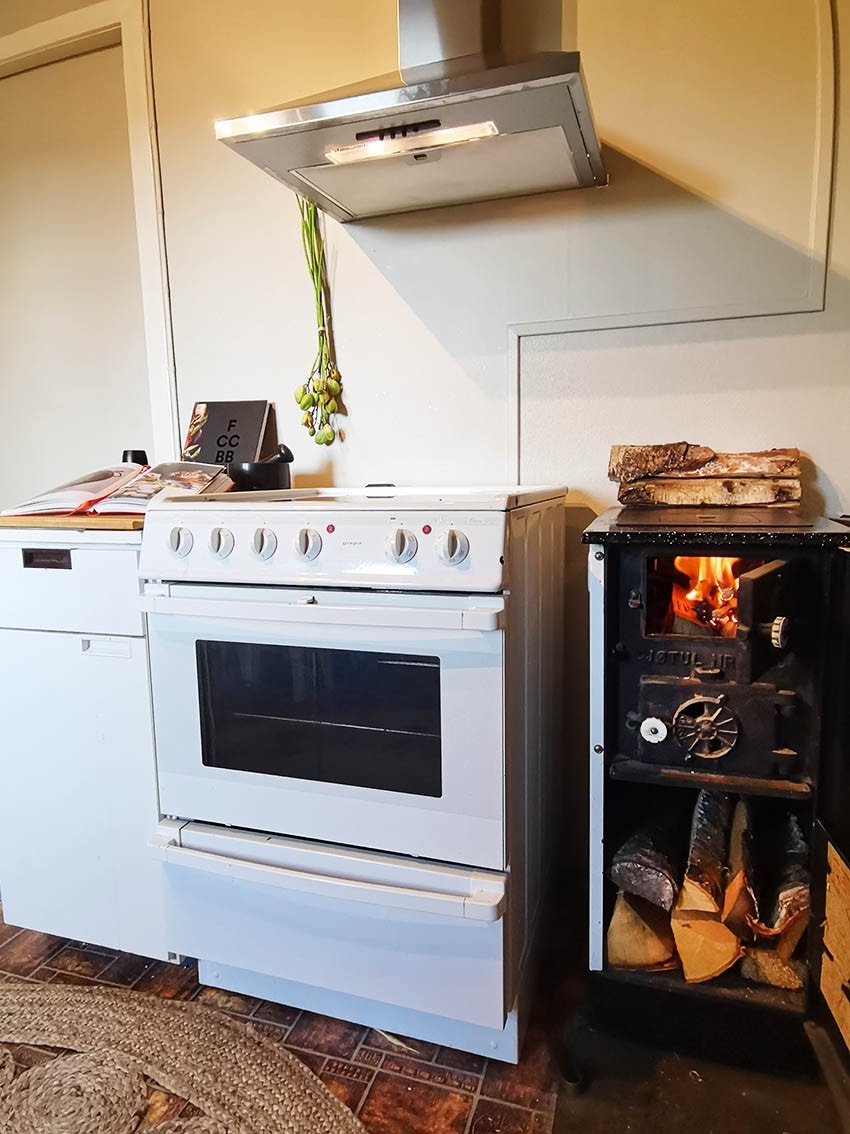 Vedovn på kjøkkenet sørger for ekstra lun varme og hygge. Galleribilde