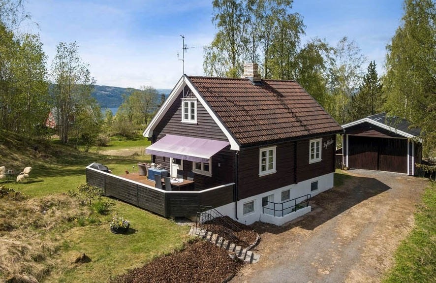 Stor solrikt og usjenert tomt, med adgang fra rolig landevei. Galleribilde