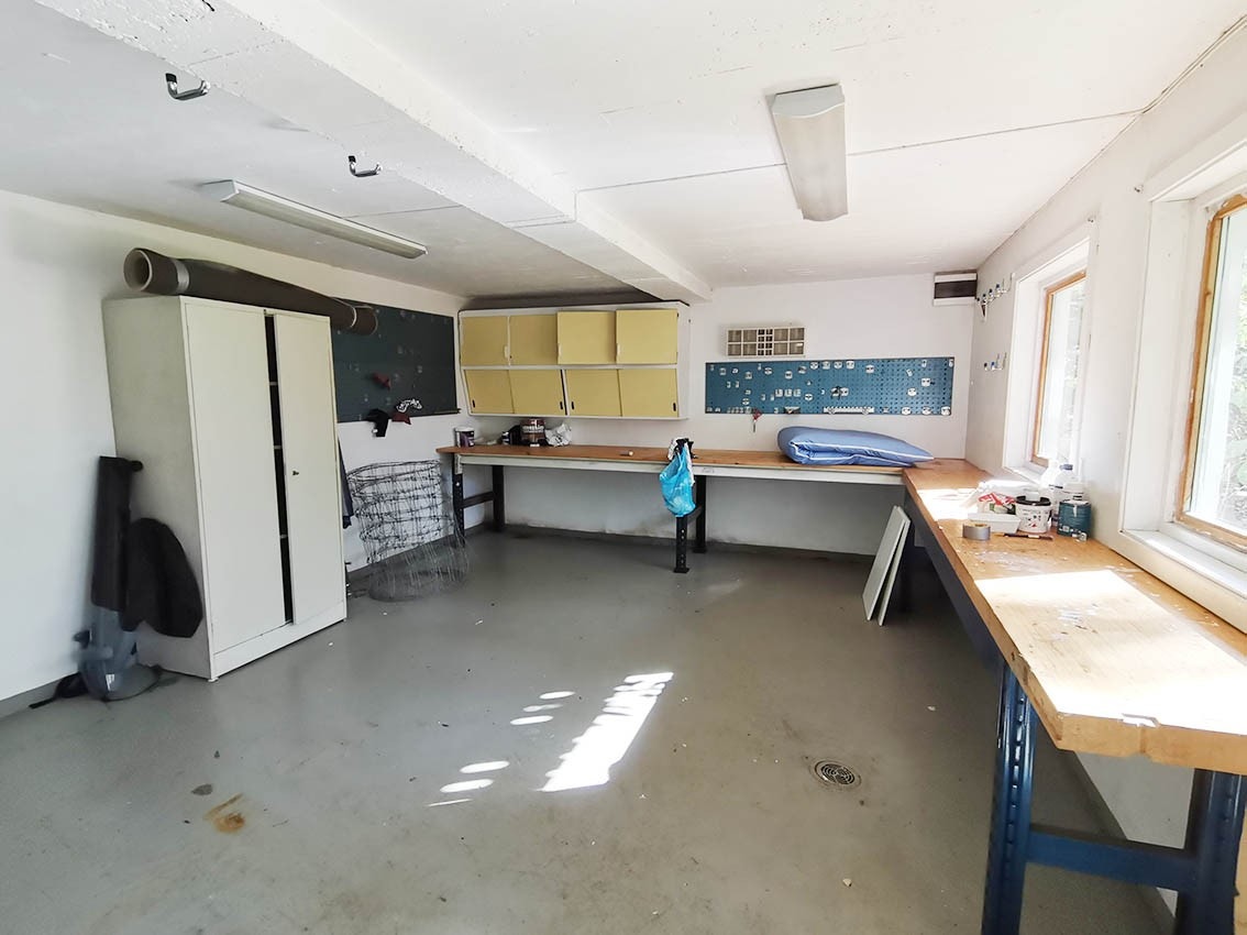 Verksted/atelier under garasje 25 m2 med gode lysforhold. Galleribilde