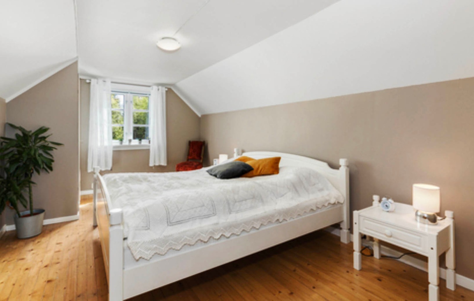 Stort soverom med dobbeltseng, garderobe plass, 2 etg Galleribilde