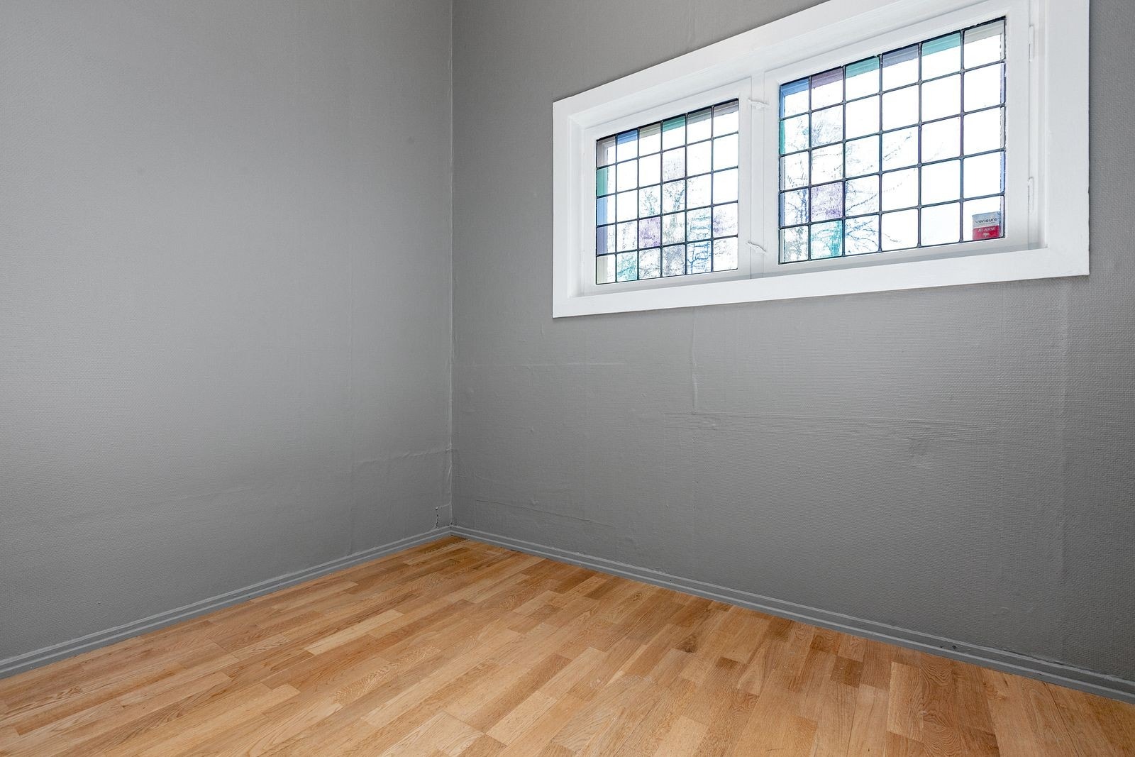 Garderoberom - etter bildet ble tatt er rommet innredet med et garderobeskap Galleribilde