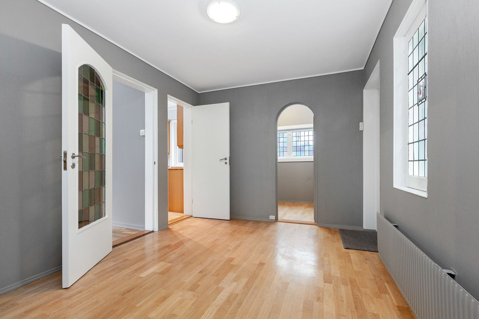 Romslig entre - etter bildet ble tatt er rommet innredet med en skyvedørsgarderobe Galleribilde