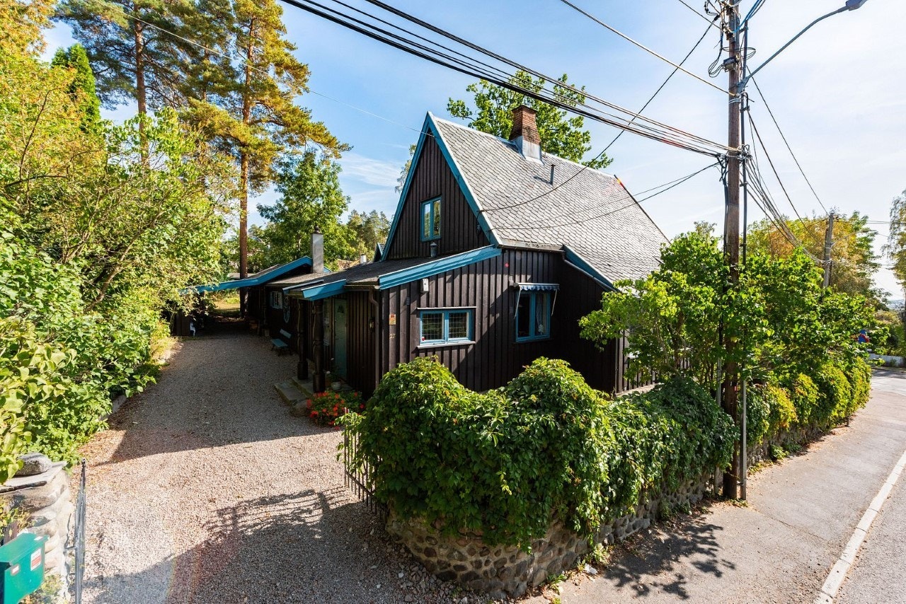 Gårdsplass med carport Galleribilde