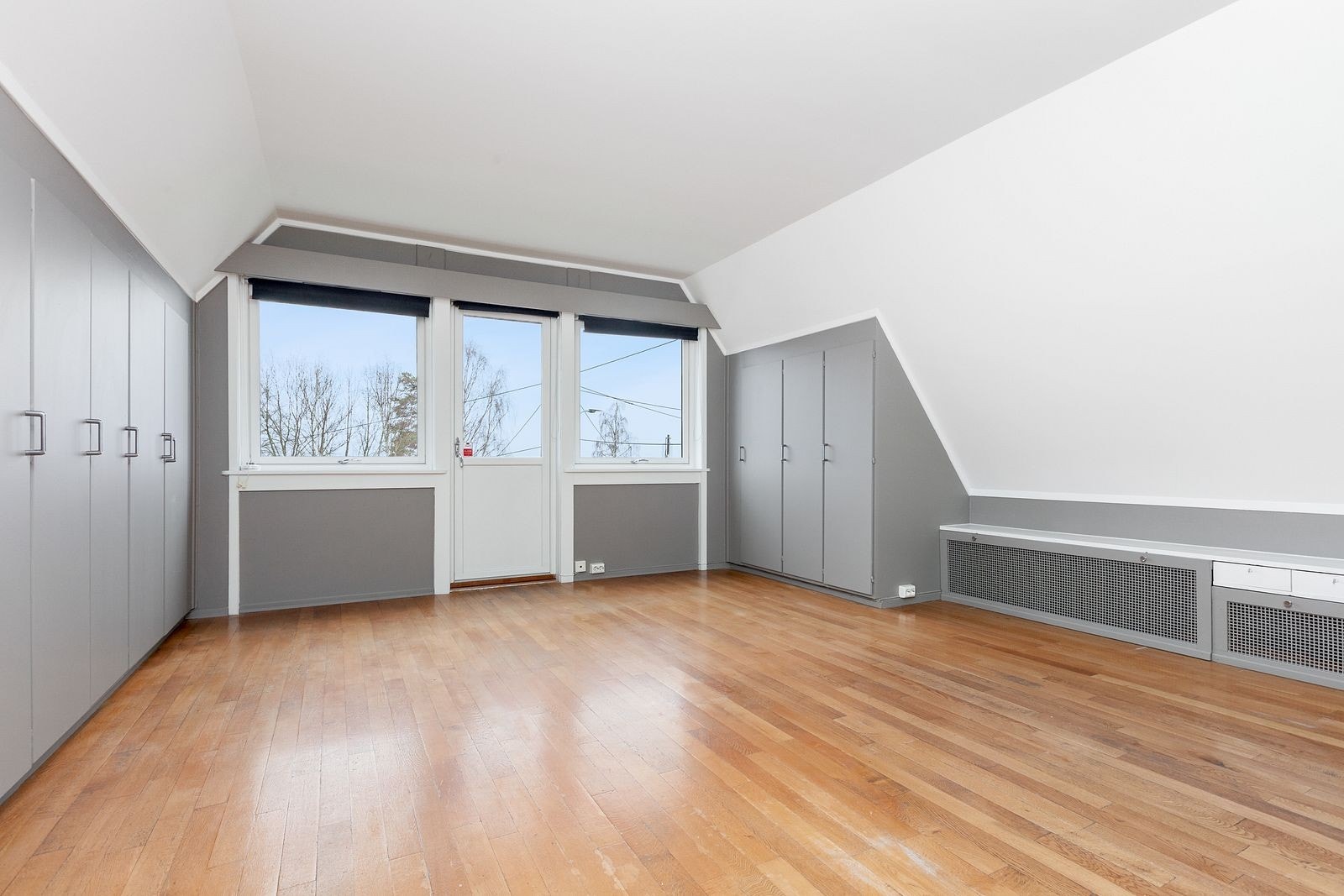 Soverom 2 - Stort soverom i 2. etasje med utgang til balkong Galleribilde