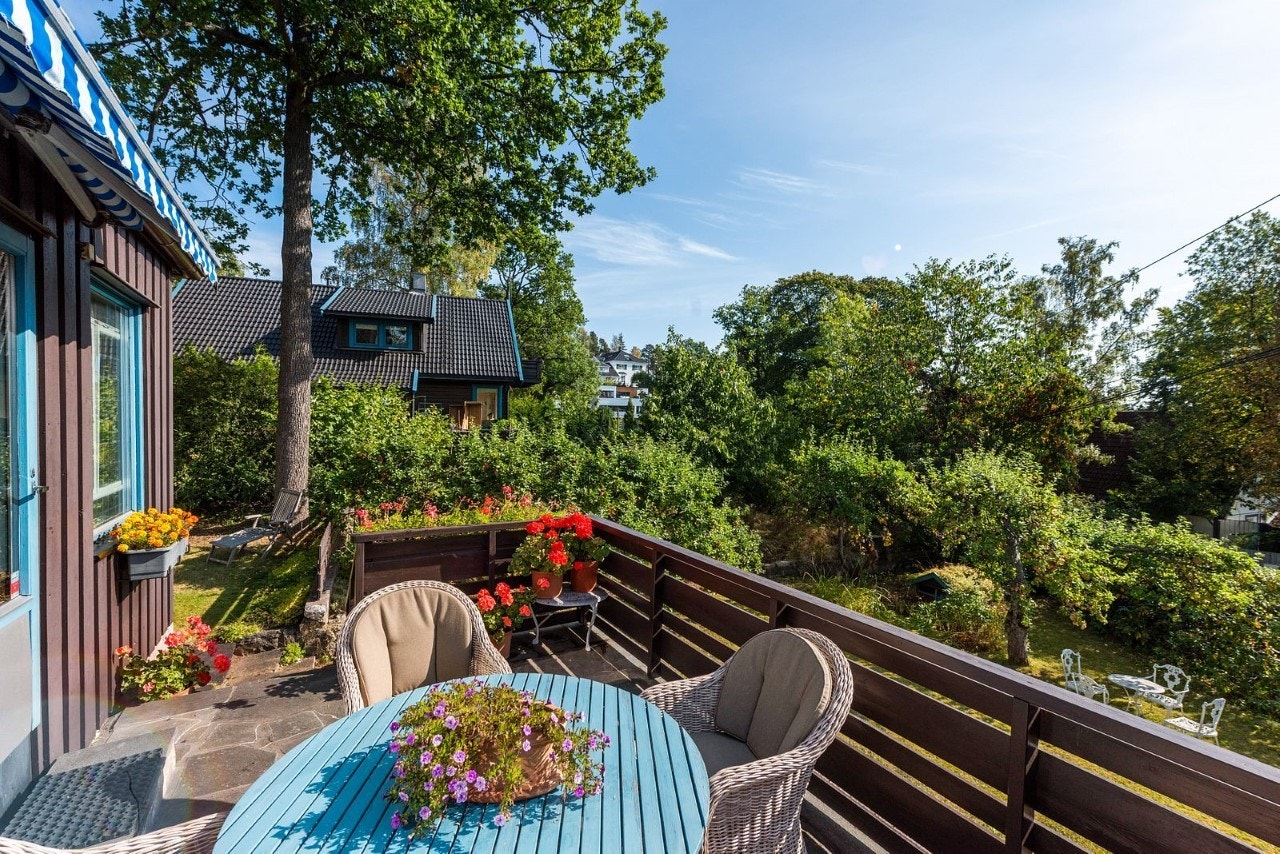Flott terrasse med trapp ned til hagen Galleribilde